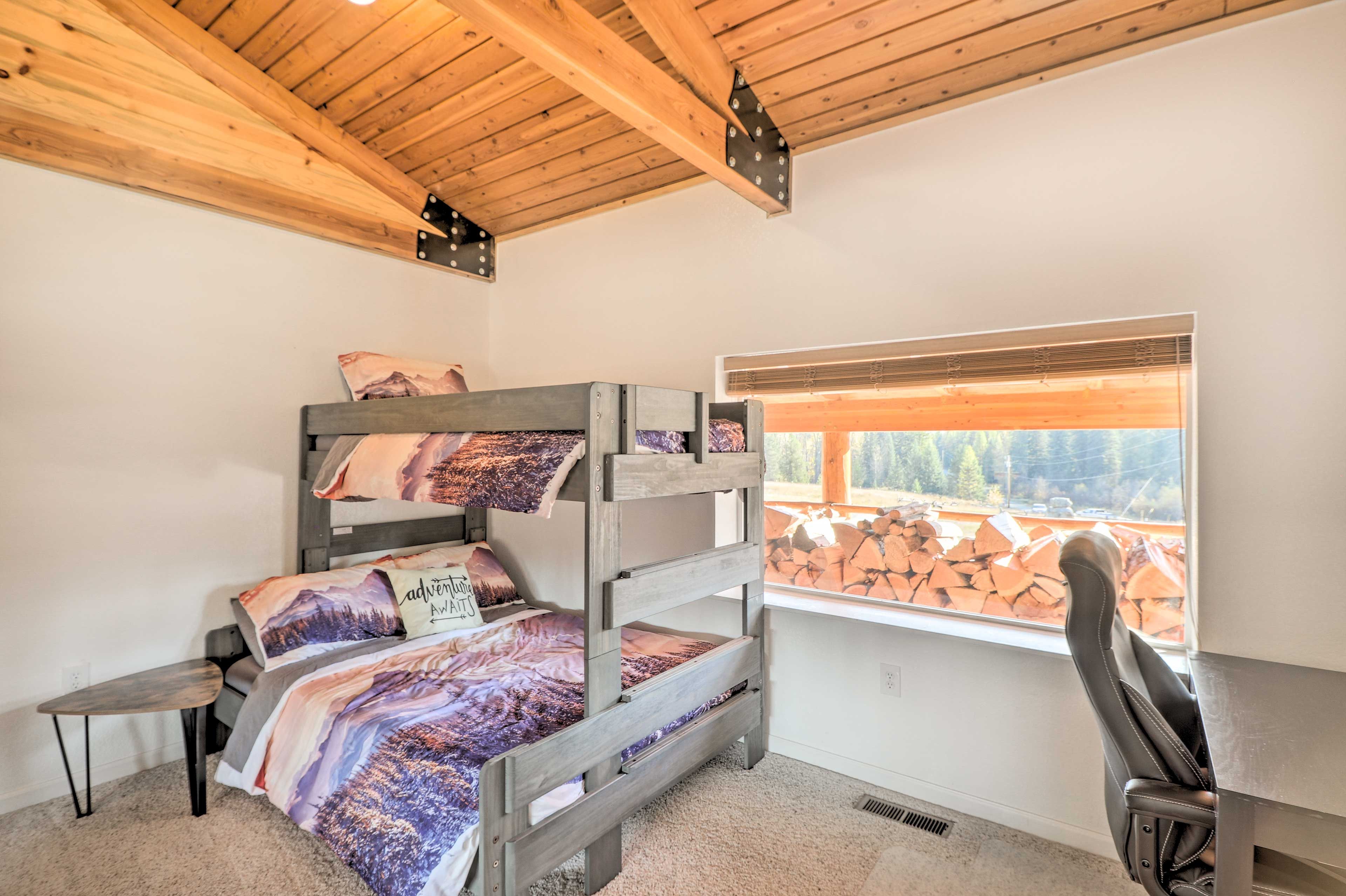 Bedroom 4 | Twin/Full Bunk Bed | Desk