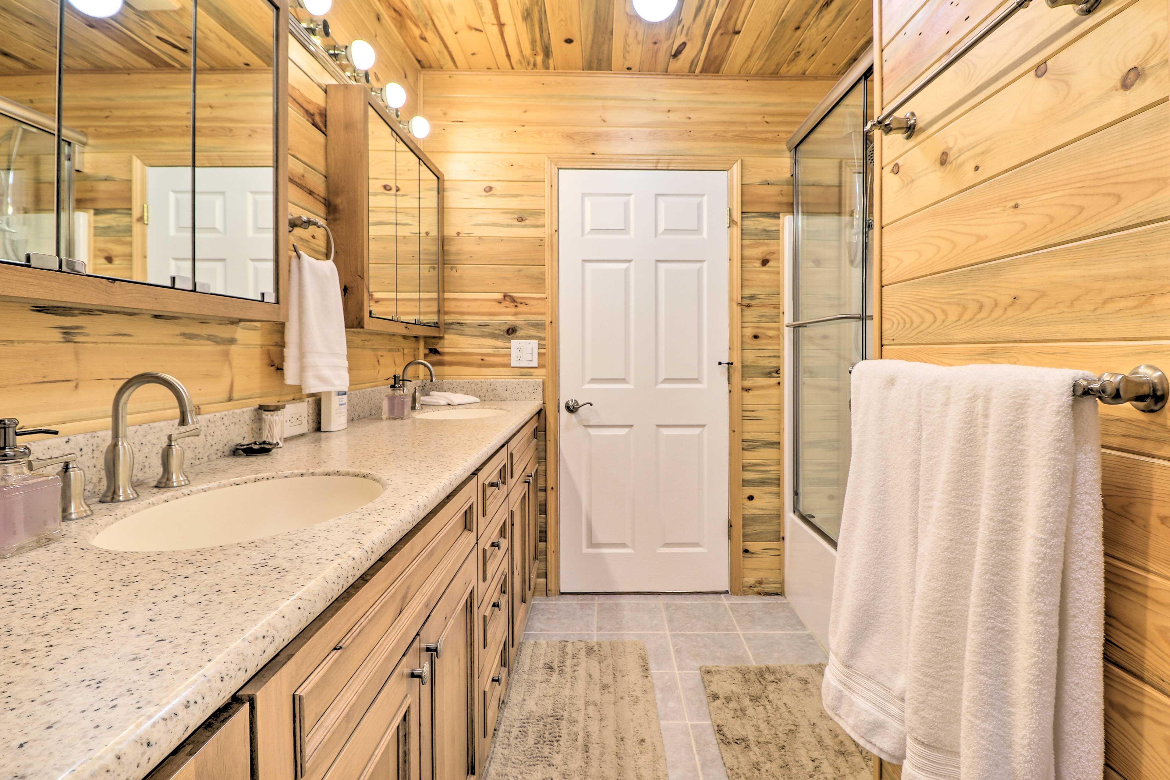 Full Bathroom | Towels & Linens | Complimentary Toiletries