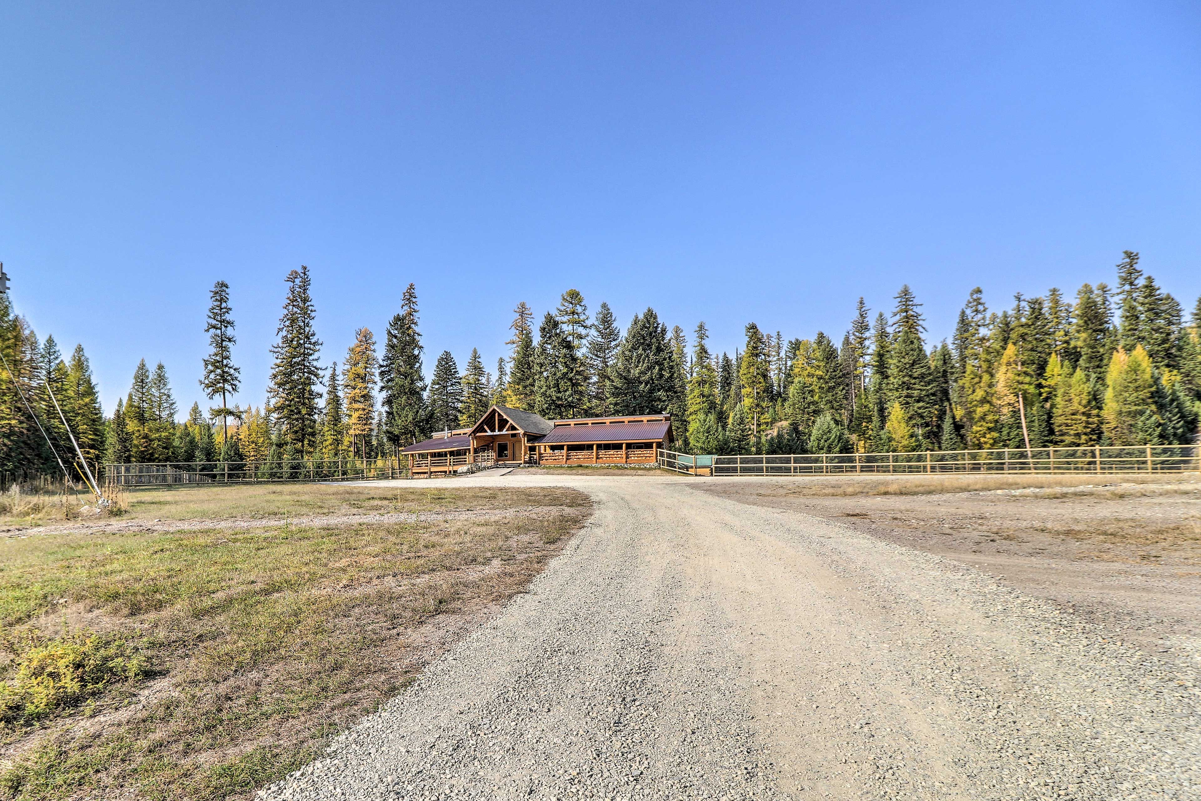 Parking | Driveway (8+ Vehicles) | Trailer Parking Available