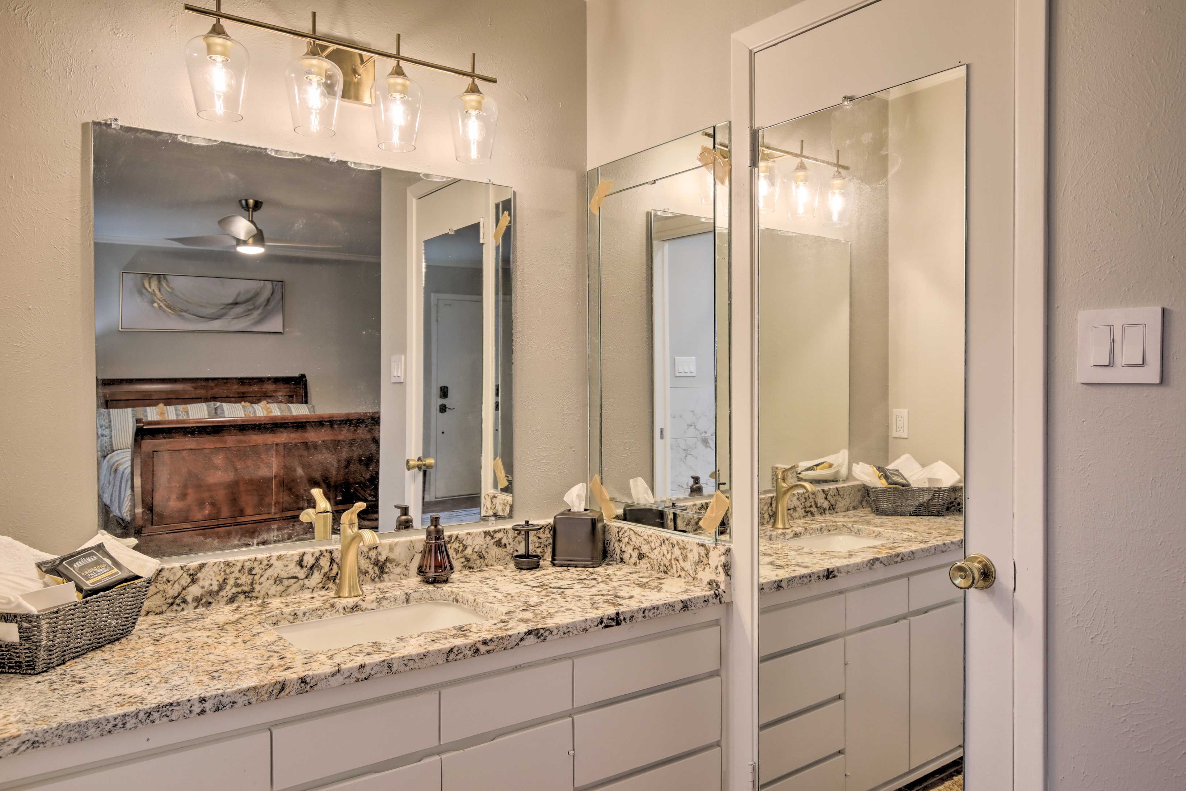Full Bathroom | Complimentary Toiletries