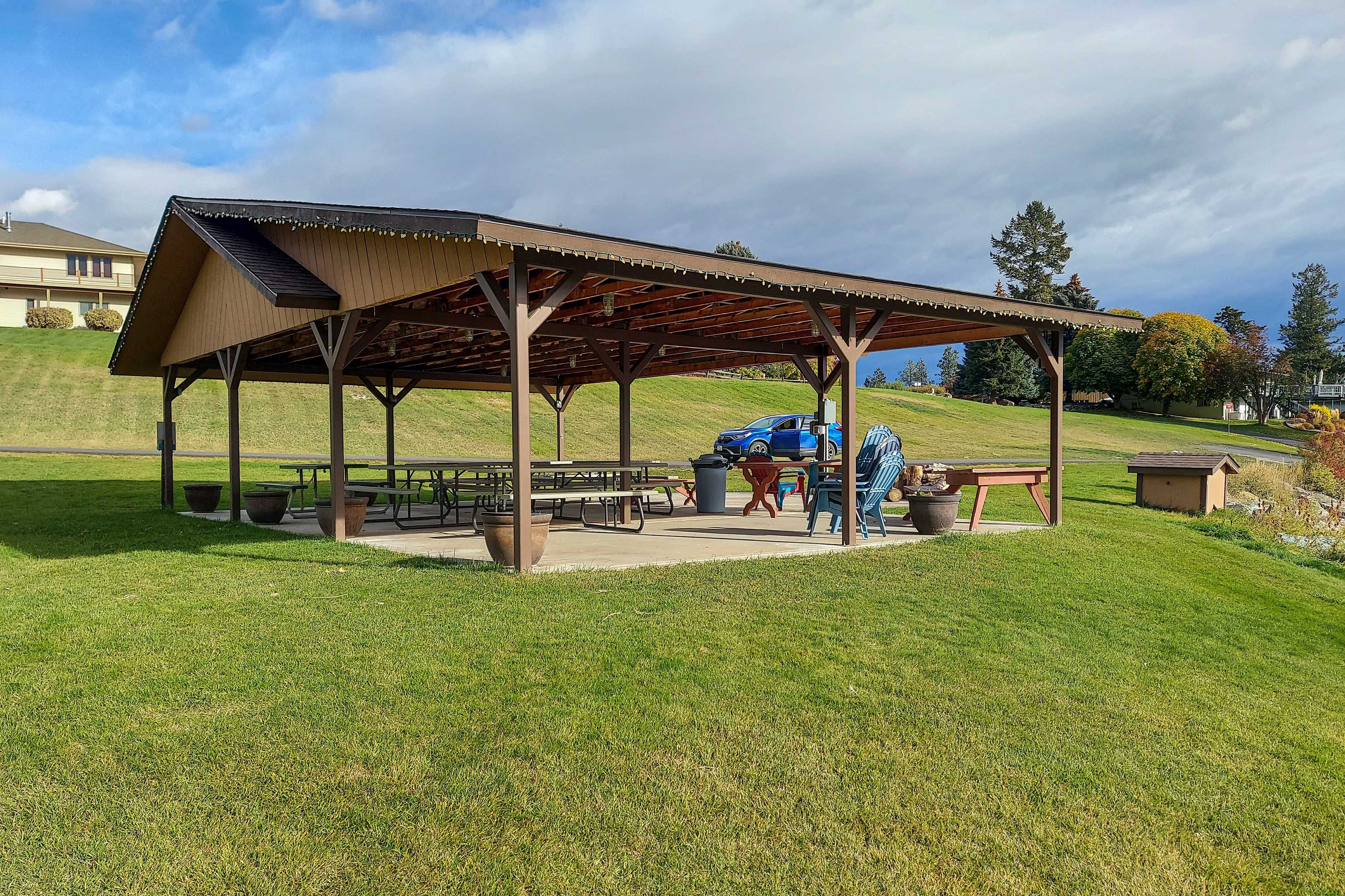 Community Amenities | Outdoor Dining Areas | Fire Pit
