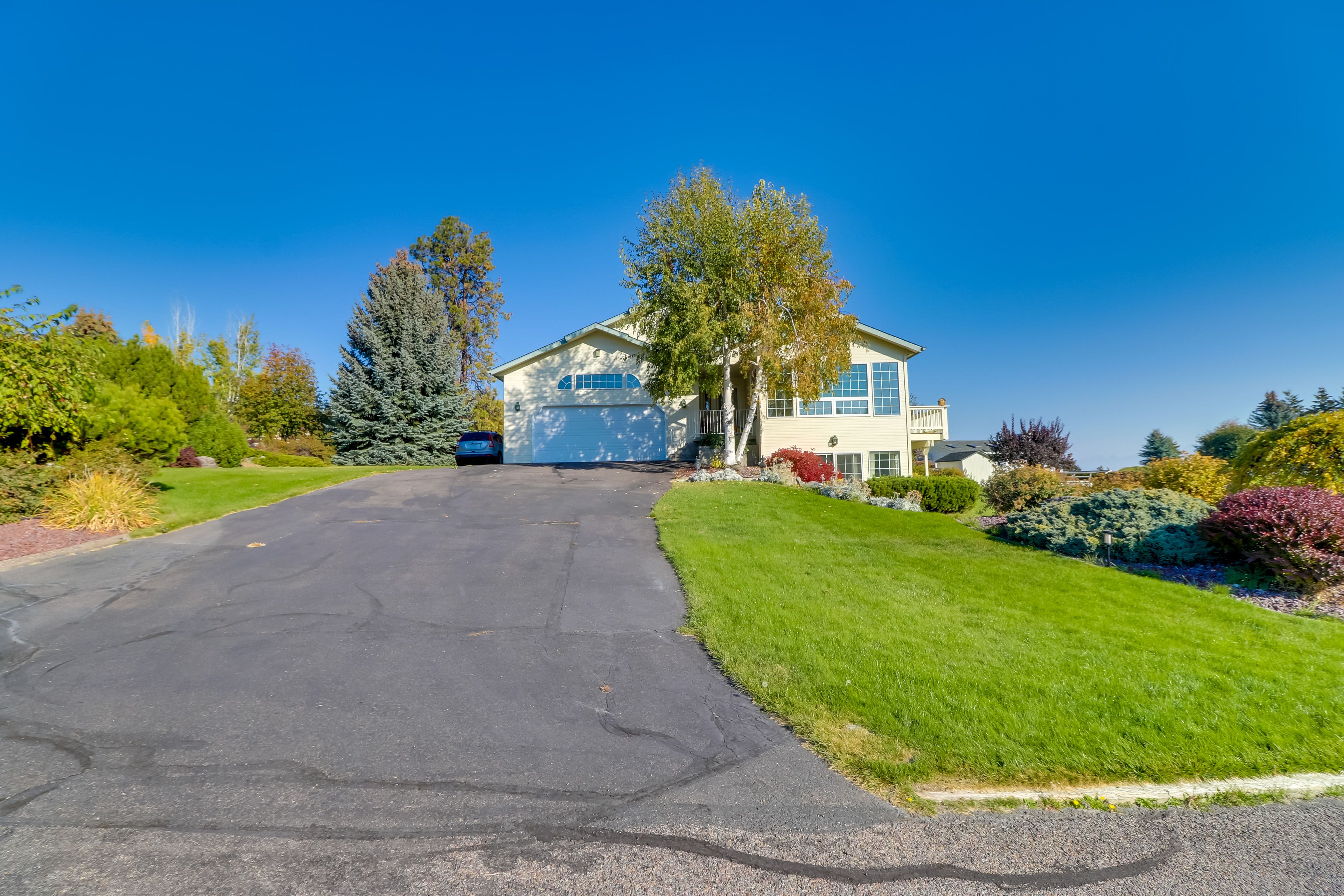 Parking | Driveway (4 Vehicles) | RV/Trailer Parking Available