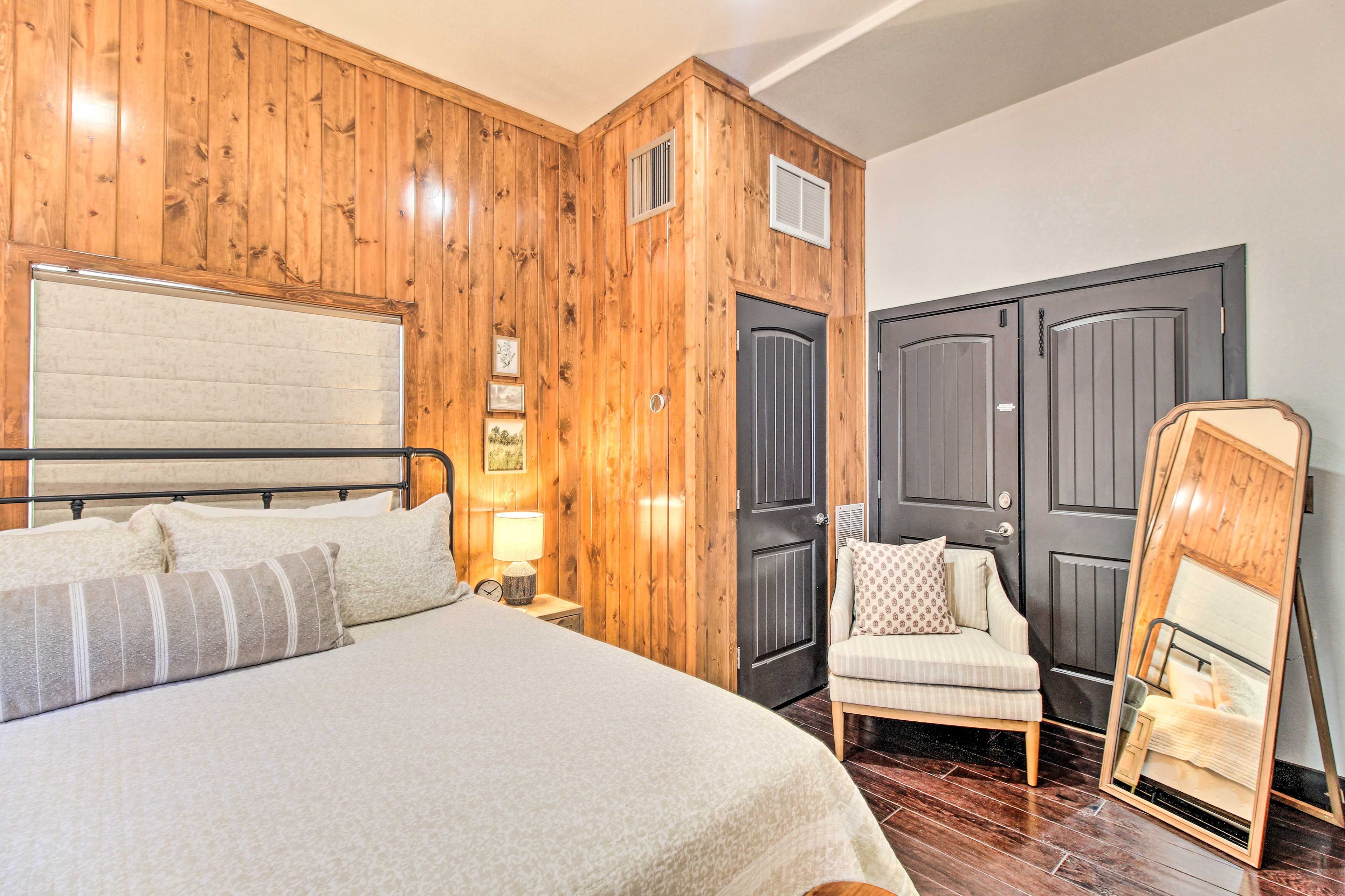 Studio | King Bed | Linens & Towels | Smart TV