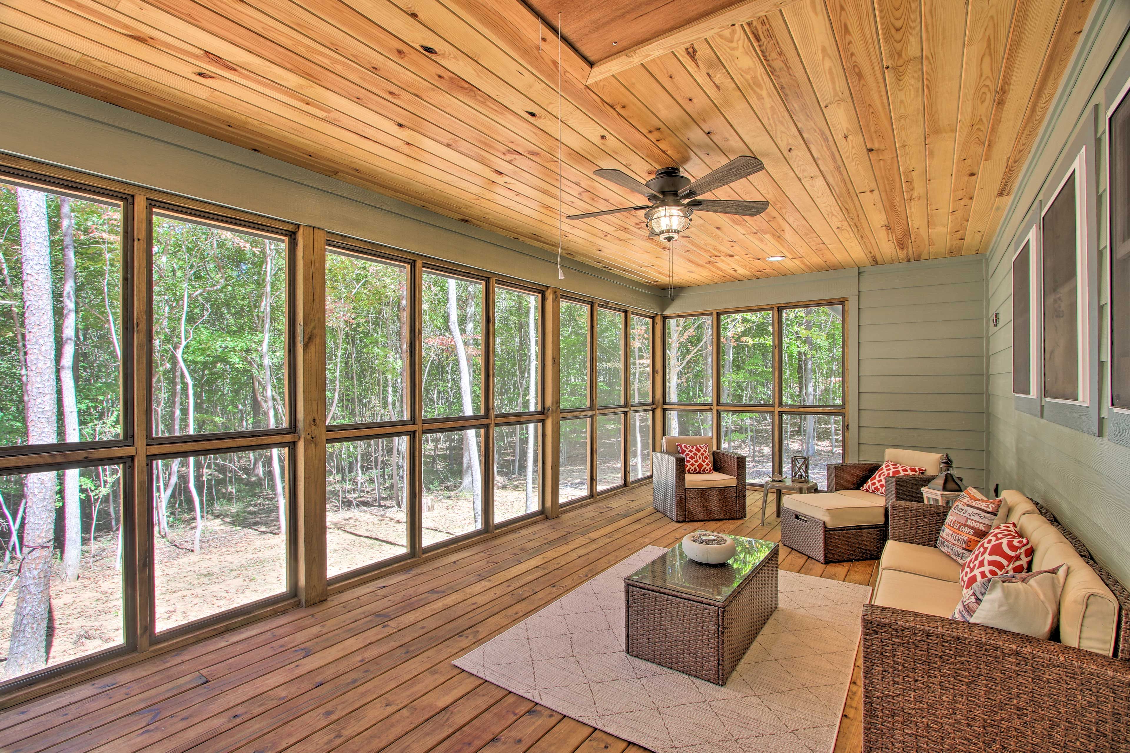 Screened-In Deck | Outdoor Seating & Dining | Free WiFi