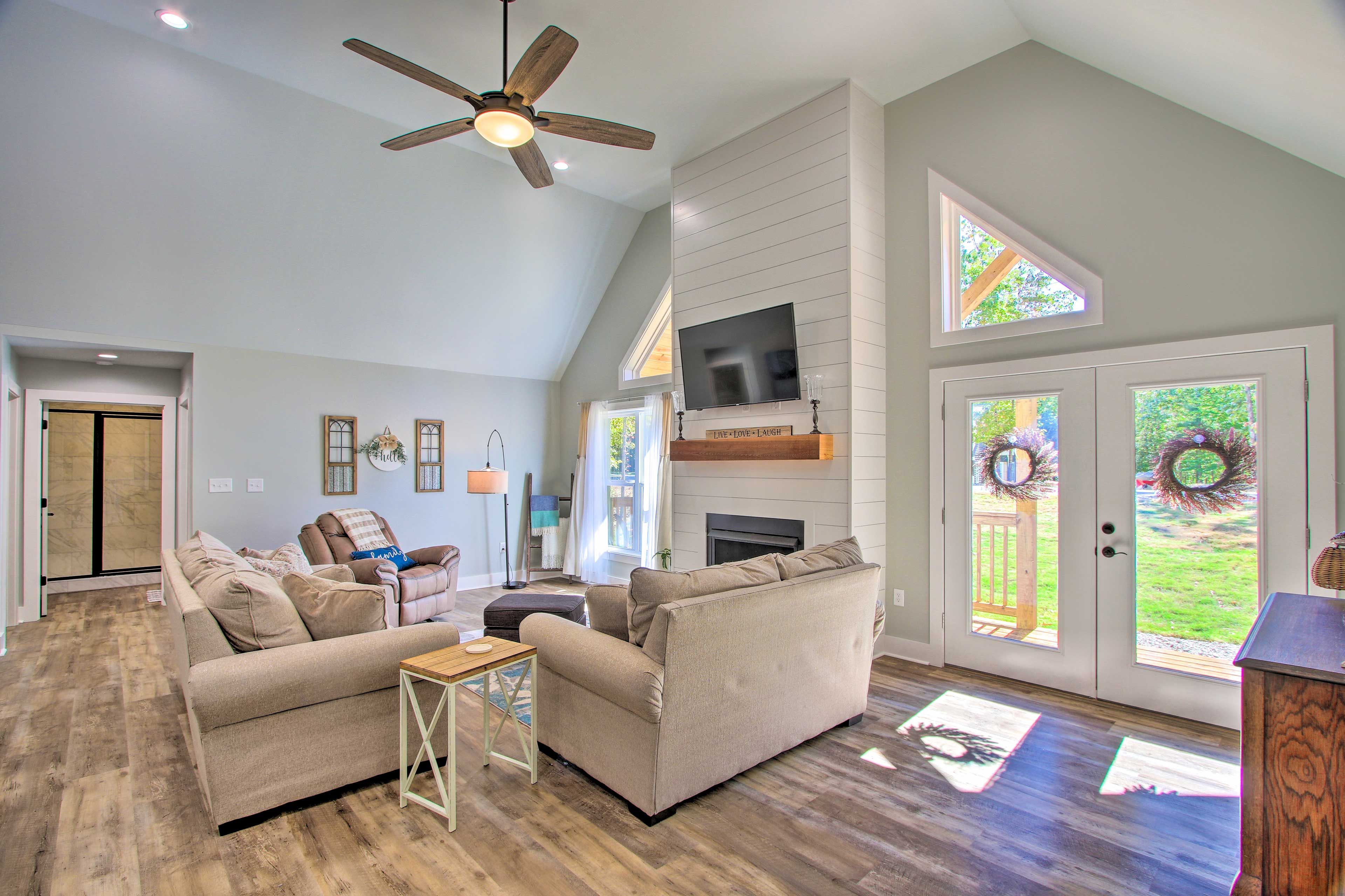 Living Room | Smart TV | Fireplace | Central A/C | Electric Heating