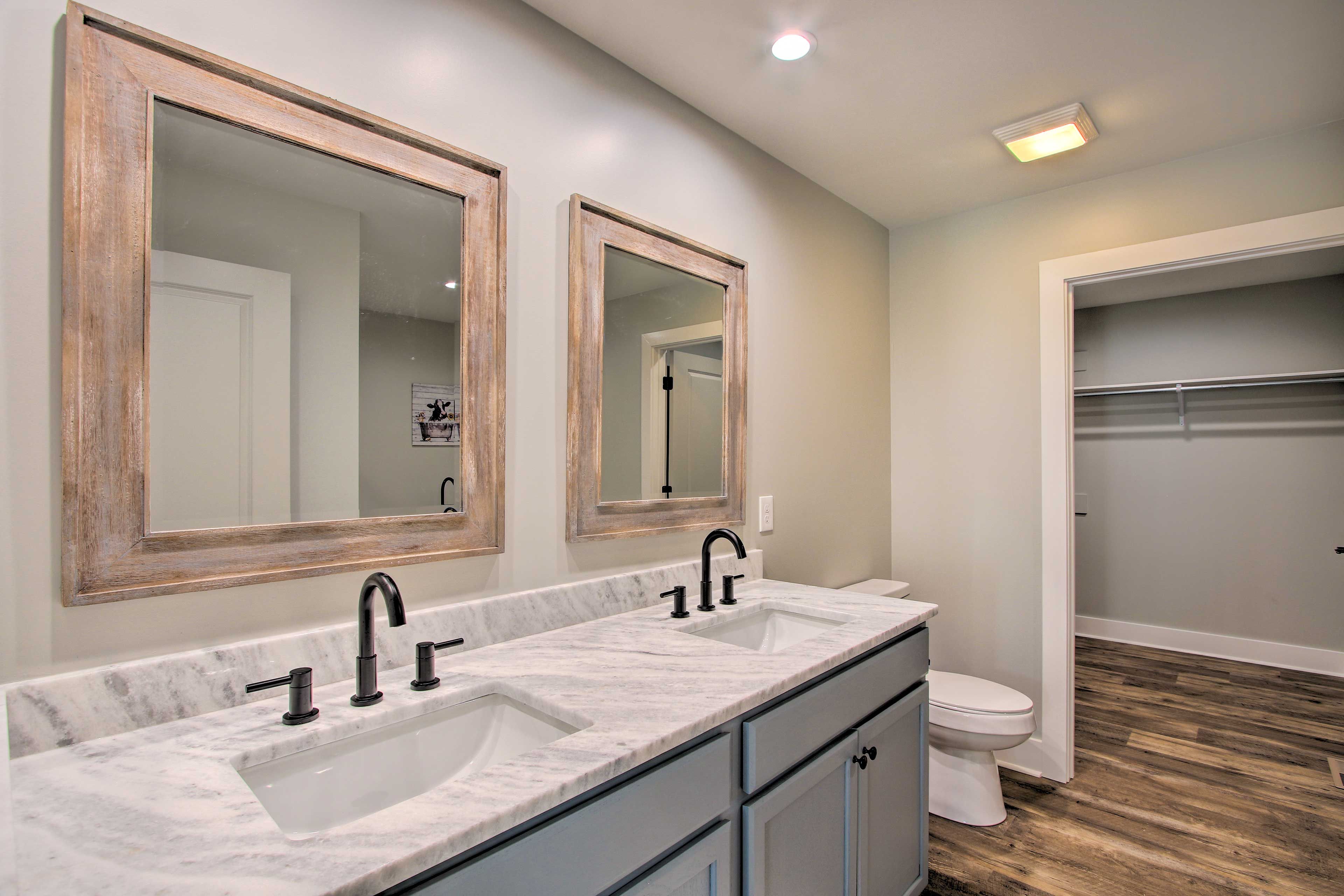 Full Bathroom | Soaking Tub | Walk-In Shower | Complimentary Toiletries