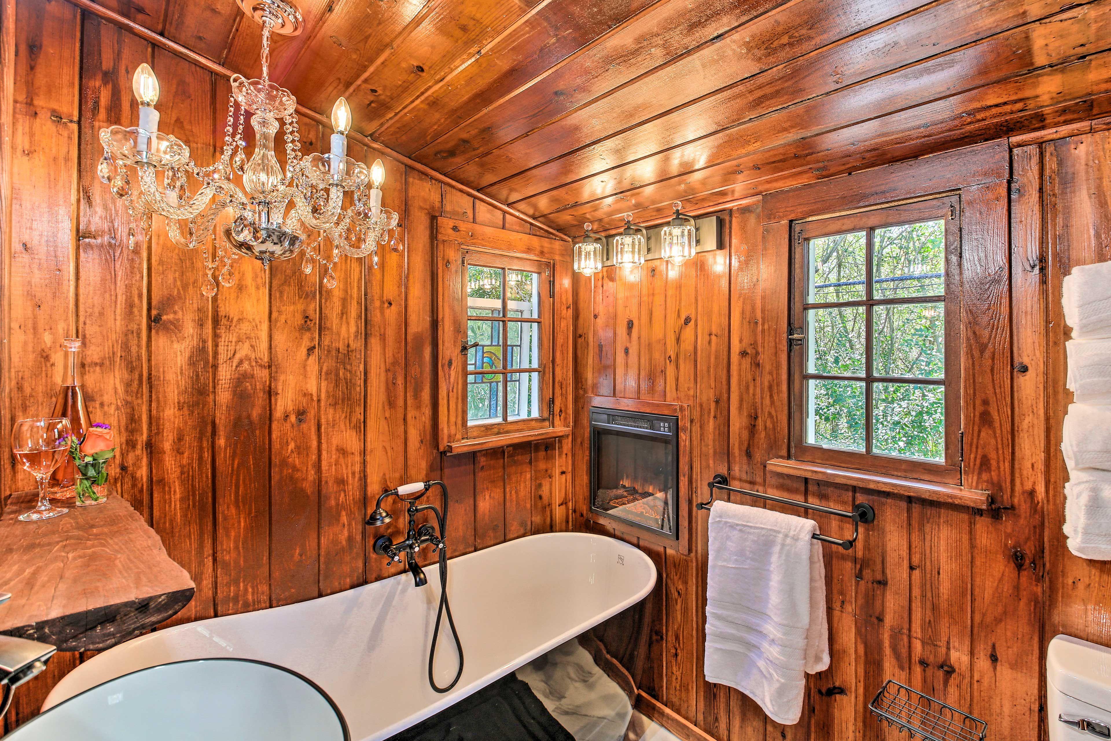 Full Bathroom | Towels Provided
