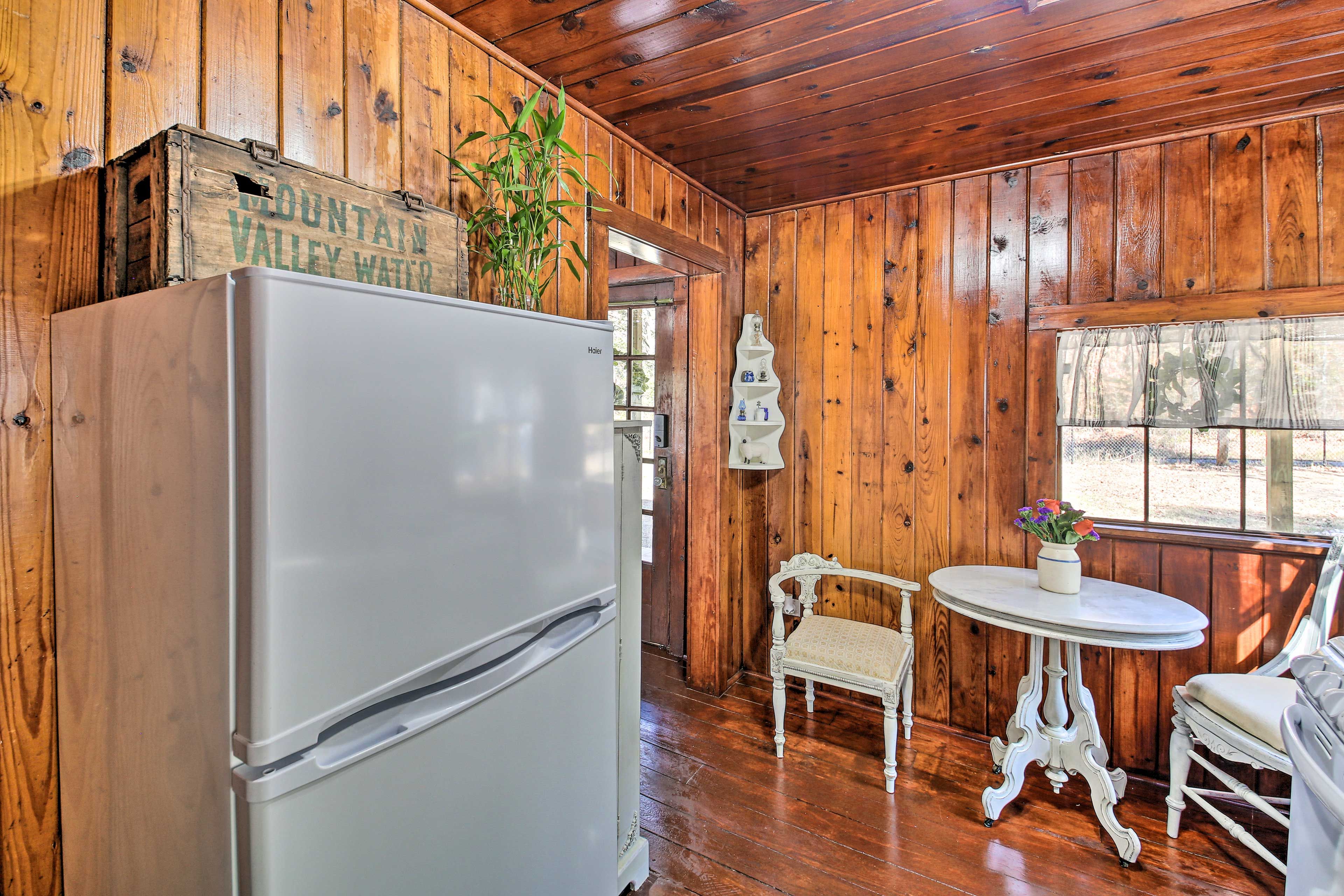 Dining Area | Dishware/Flatware Provided