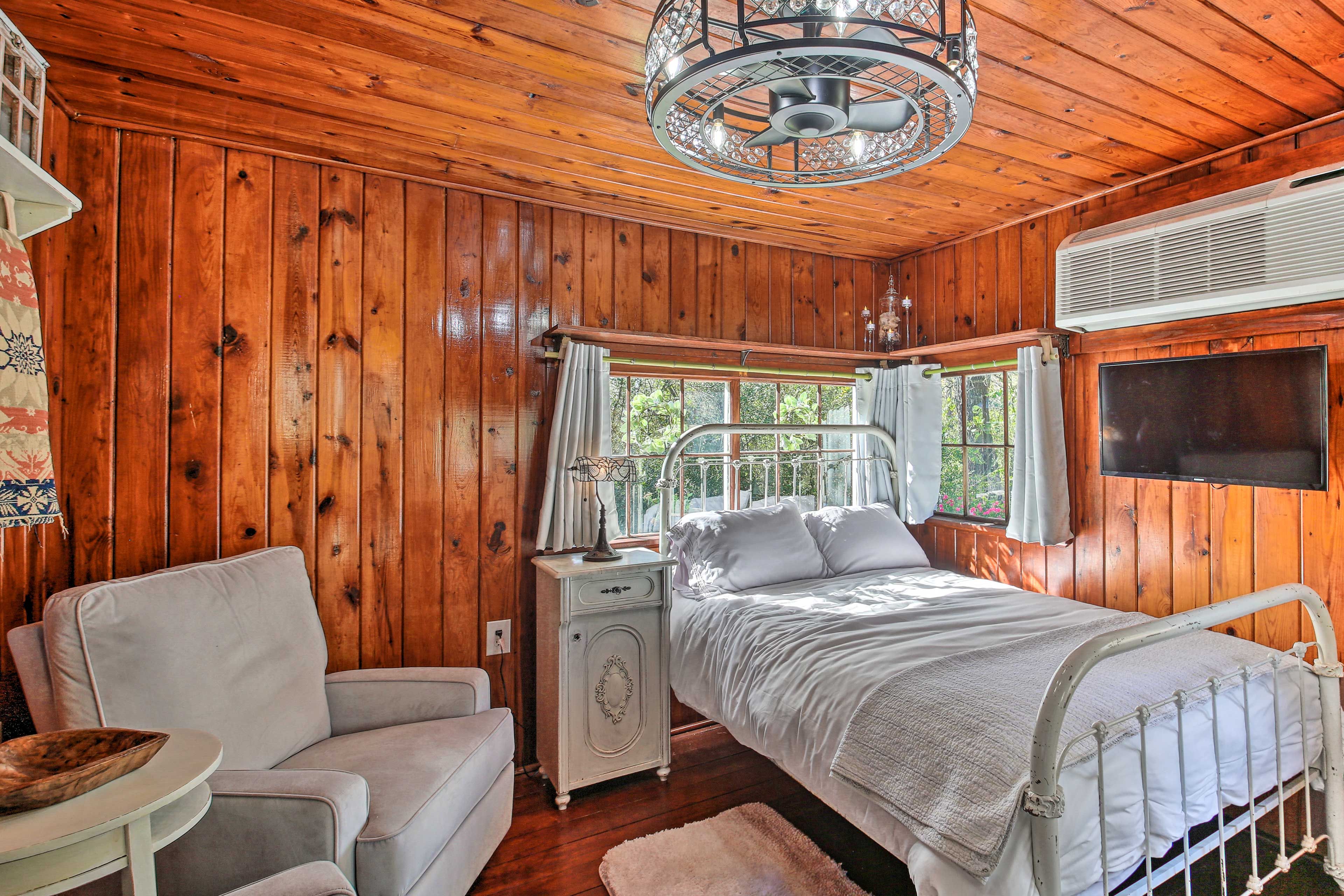 Bedroom | Full Bed | Linens Provided | Laptop Friendly