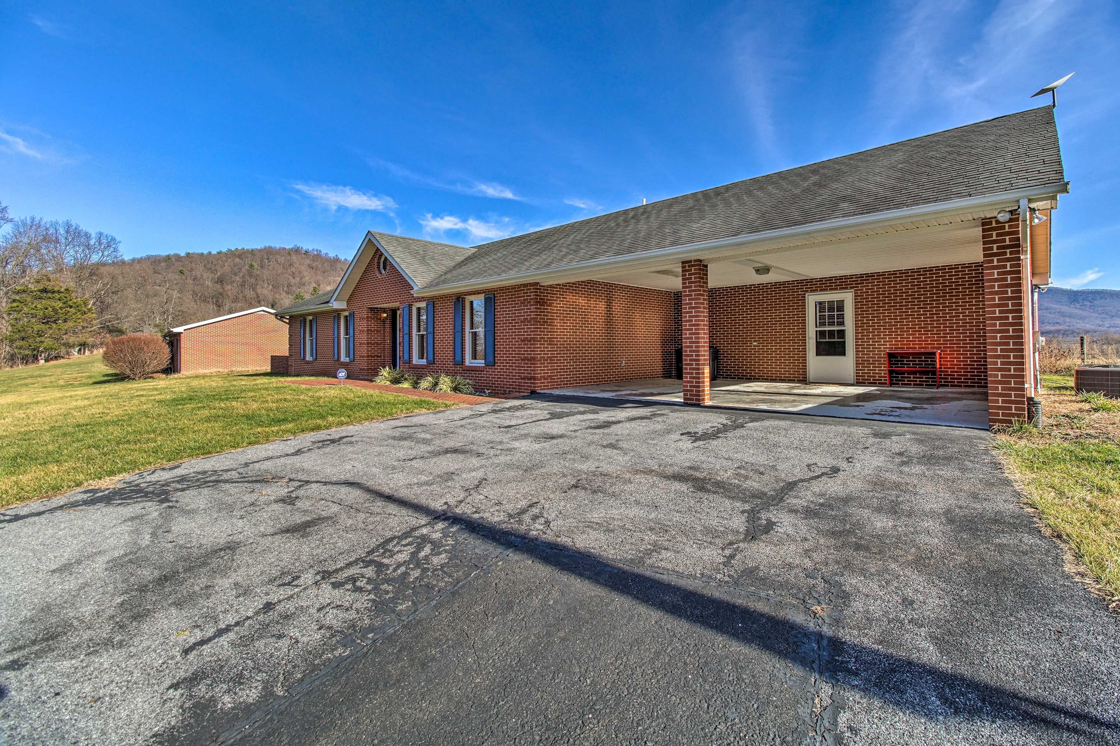 Parking | Carport (2 Vehicles) | Driveway (2 Vehicles)