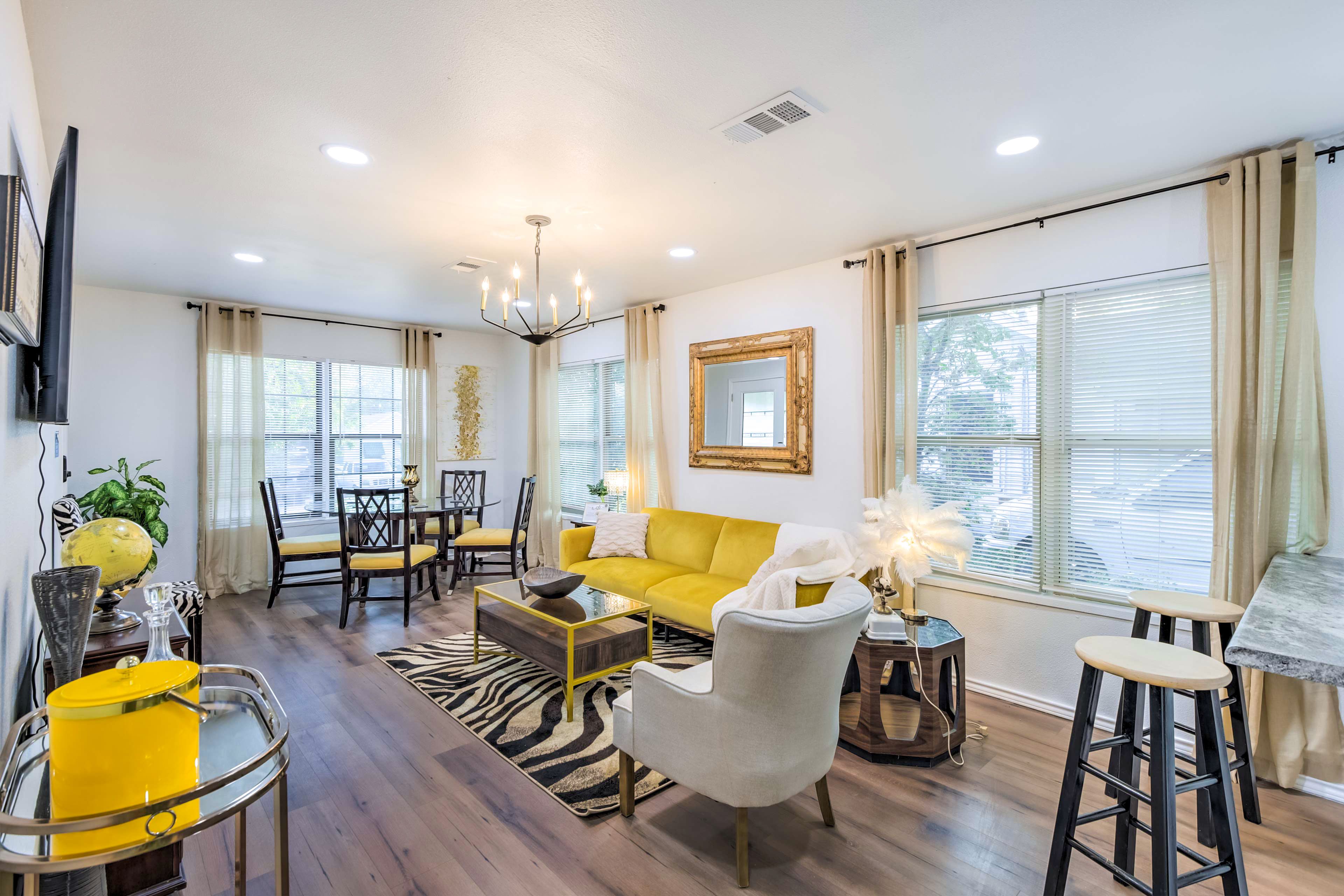 Living Room | Full Sleeper Sofa | Central A/C & Heating | Free WiFi | Smart TV