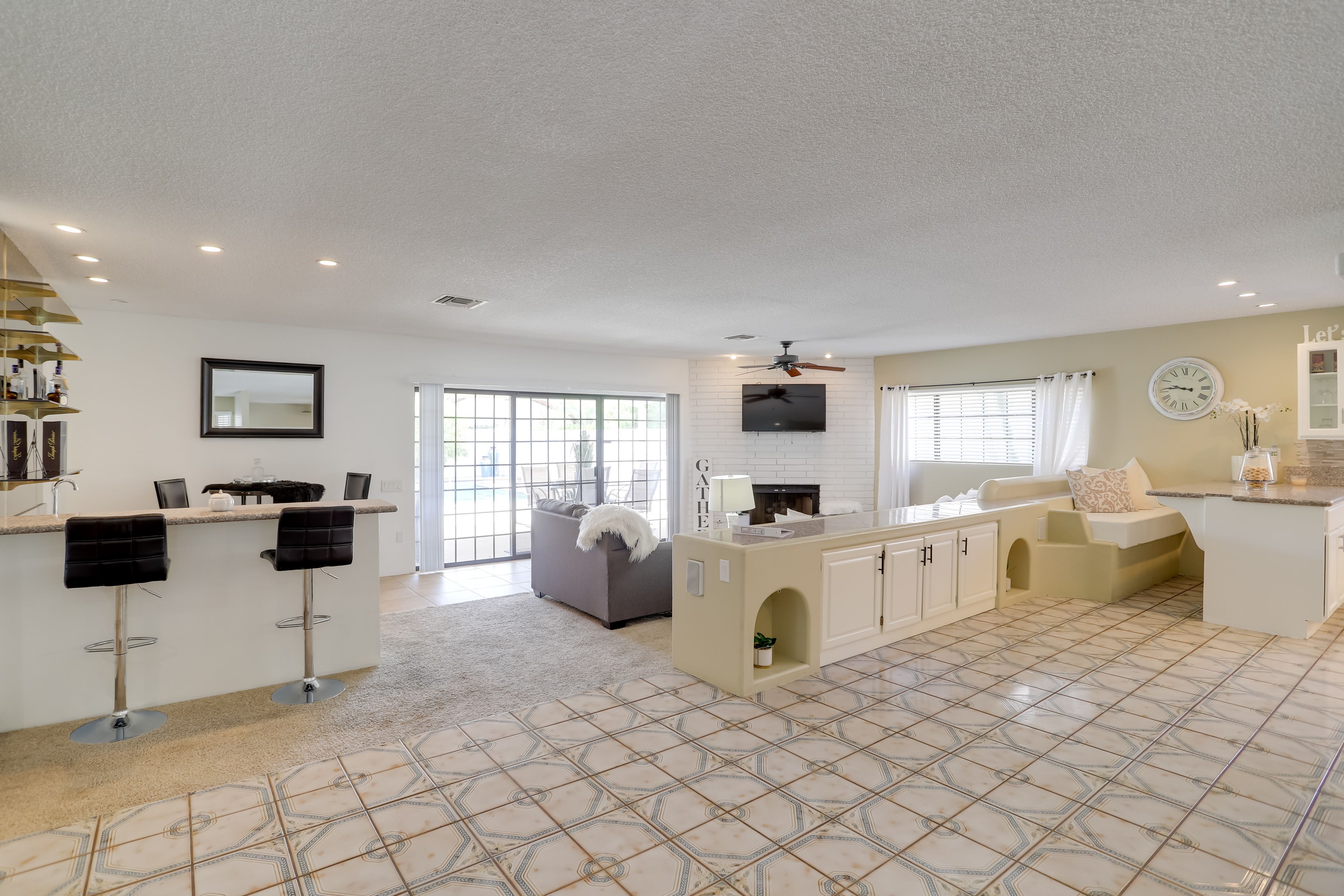 Living Room | Bar Area