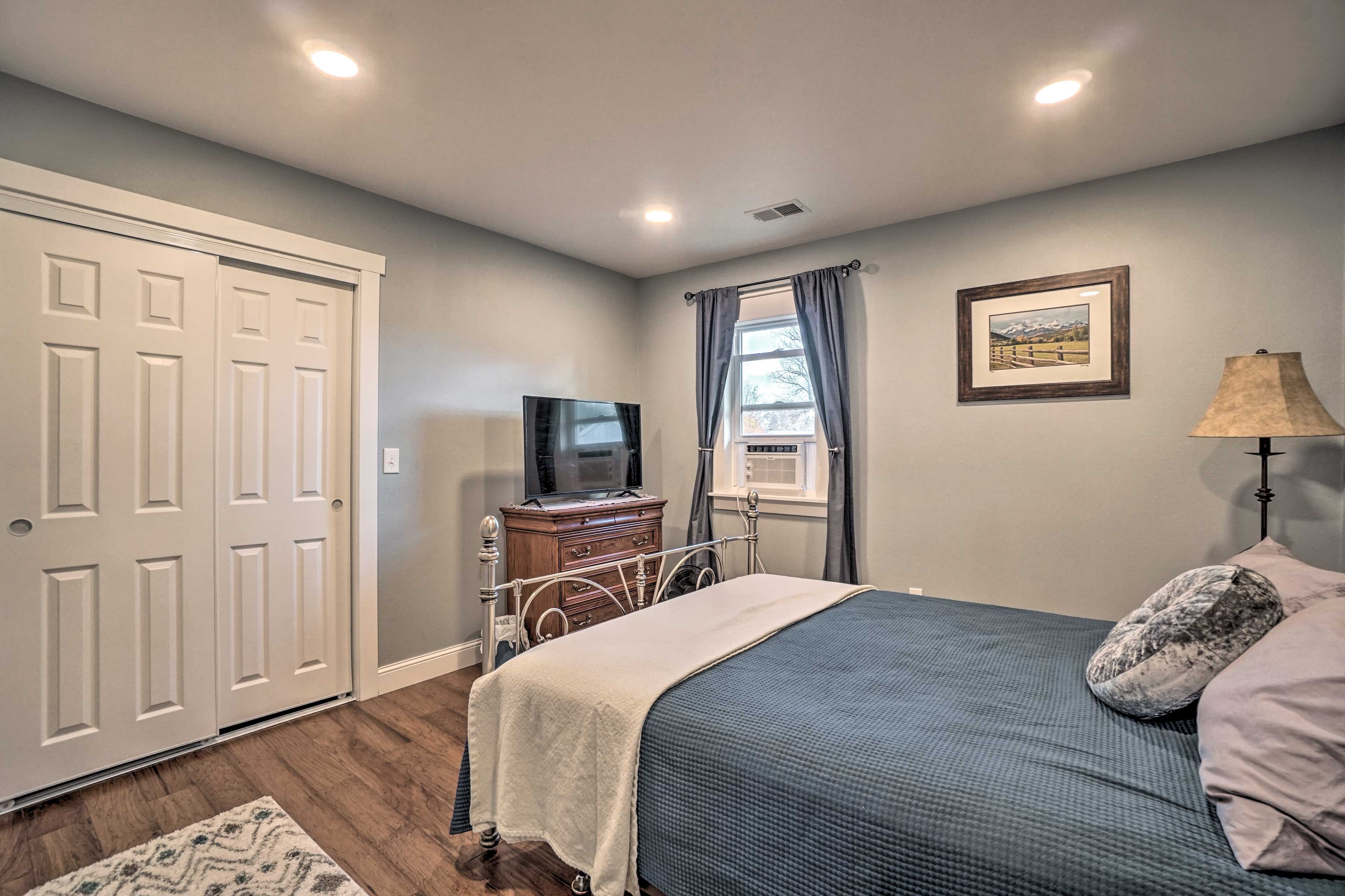 Bedroom | Queen Bed | Linens Provided | Smart TV w/ Cable