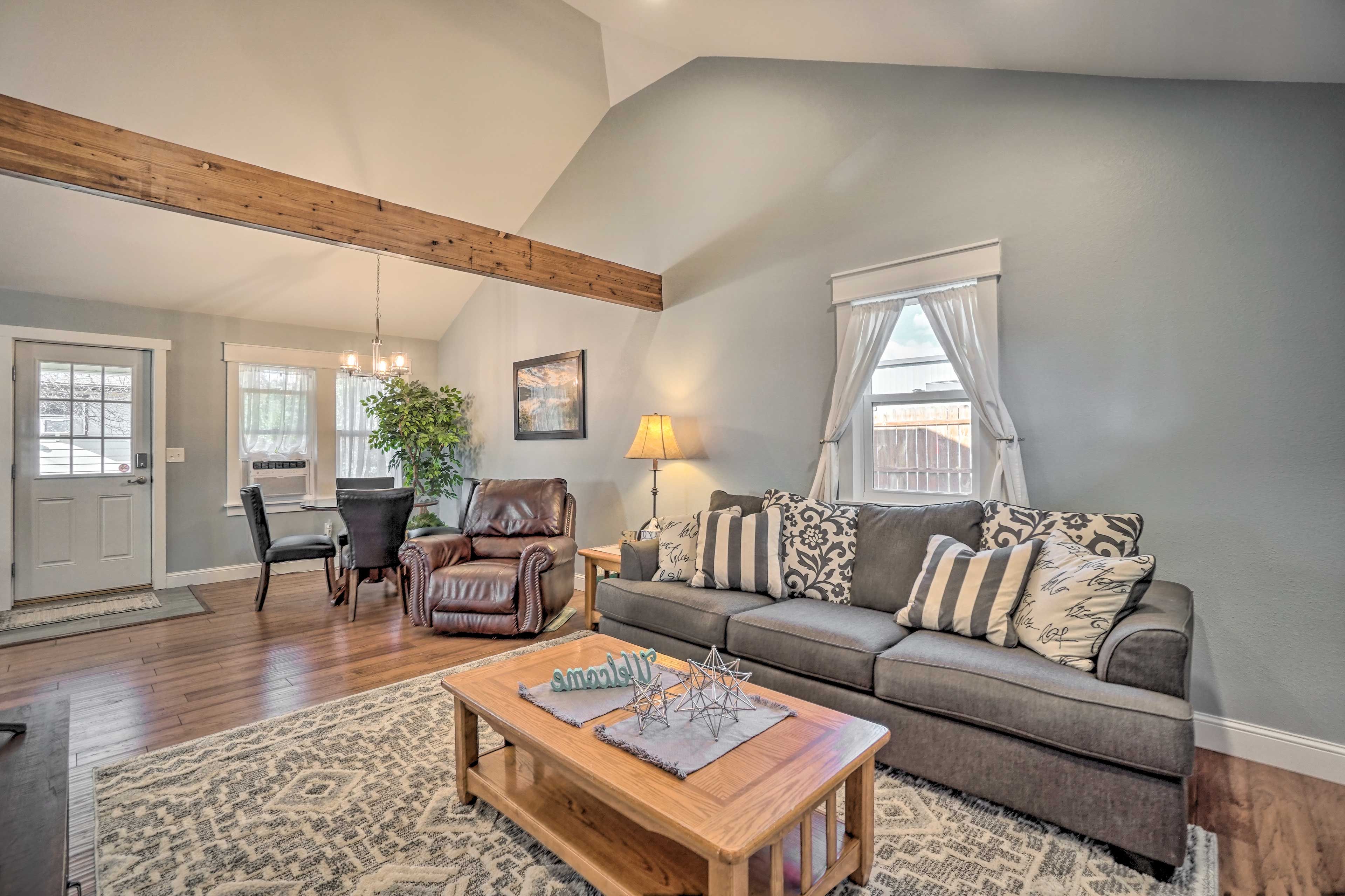 Living Room | Smart TV | Board Games & Books