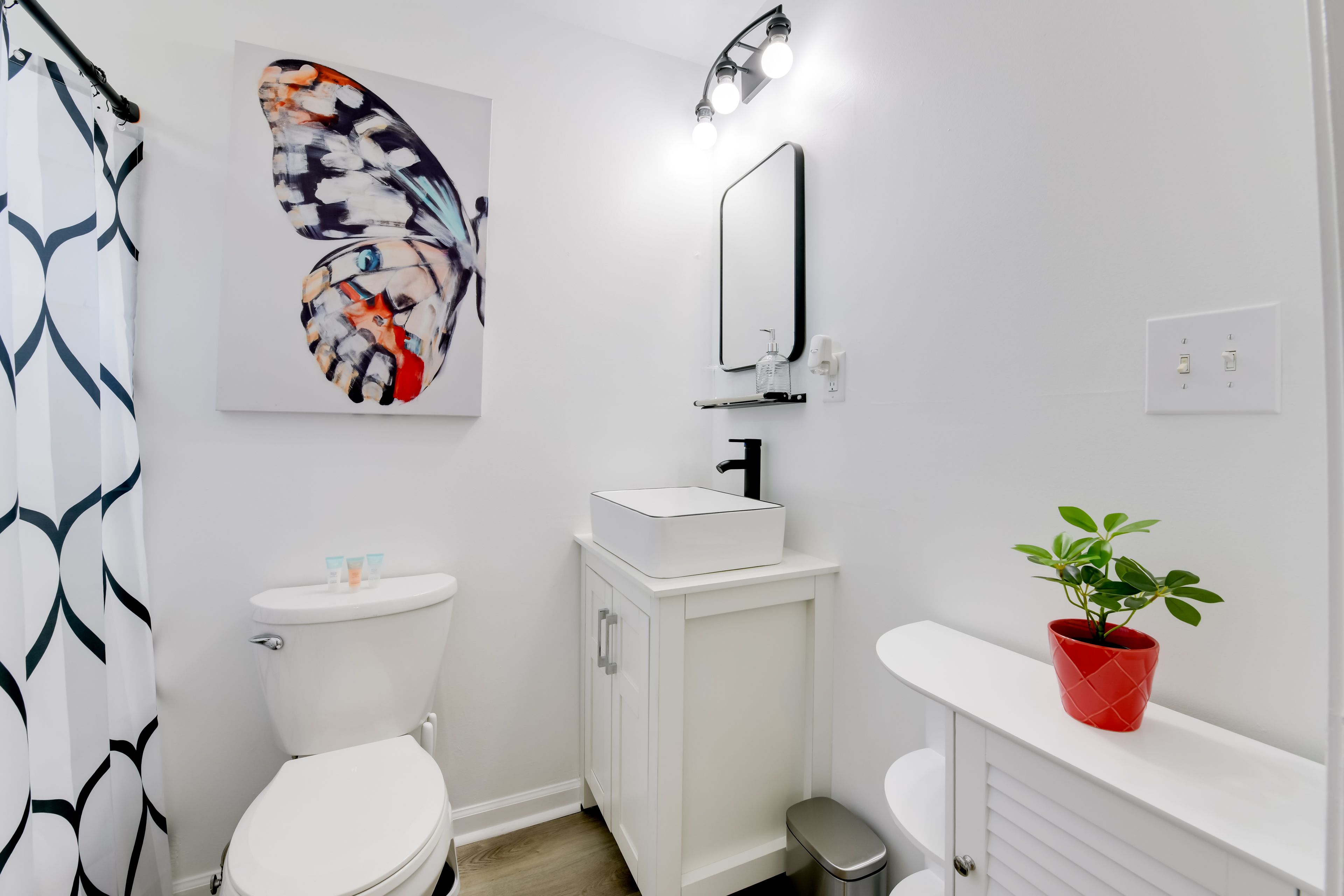 Full Bathroom | Main Level | Complimentary Toiletries | Towels