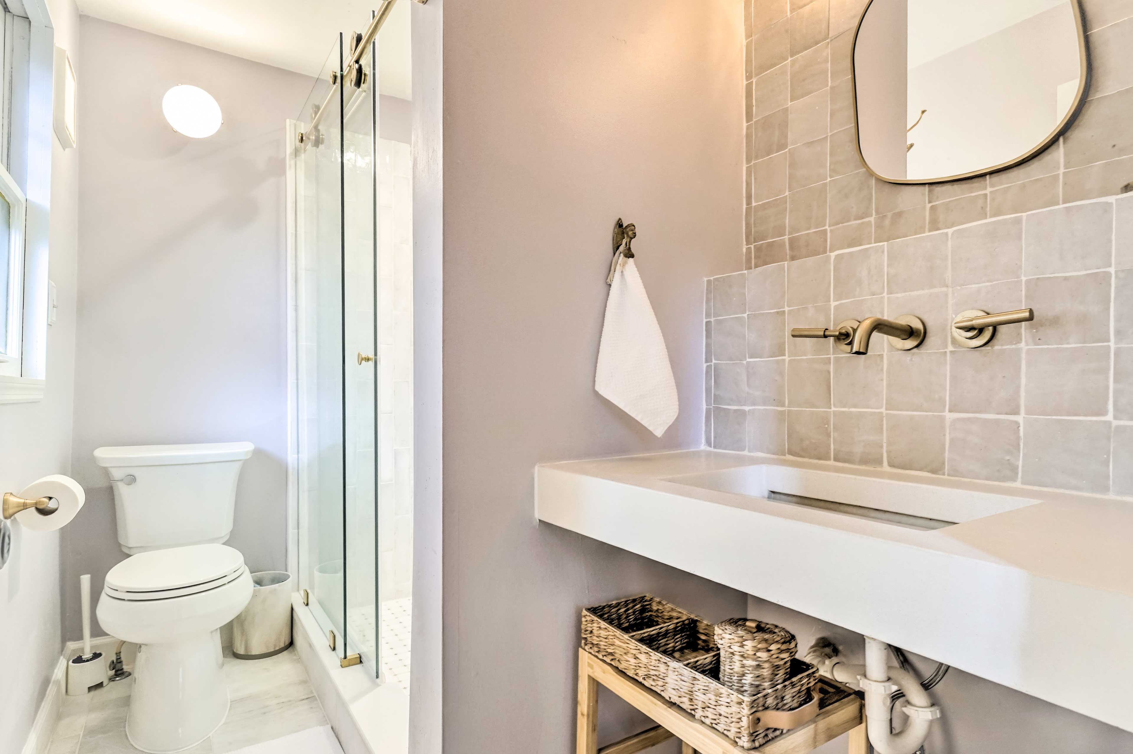 Full Bathroom | Complimentary Toiletries | Towels Provided