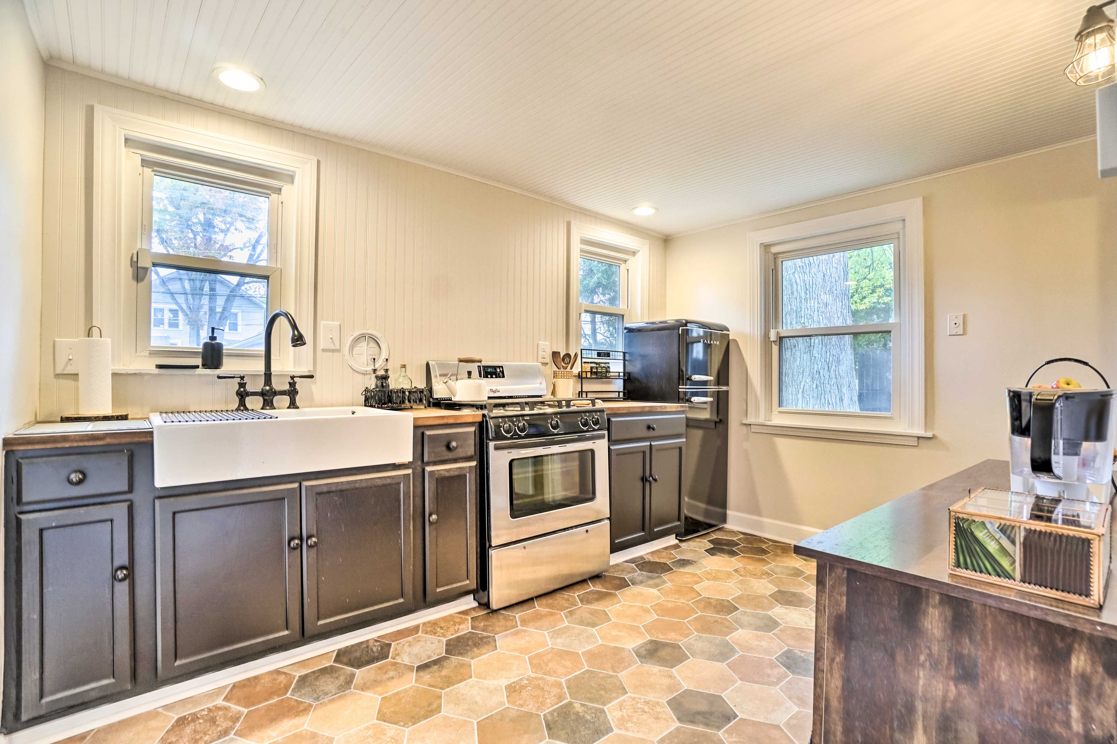 Kitchen | Equipped w/ Cooking Basics