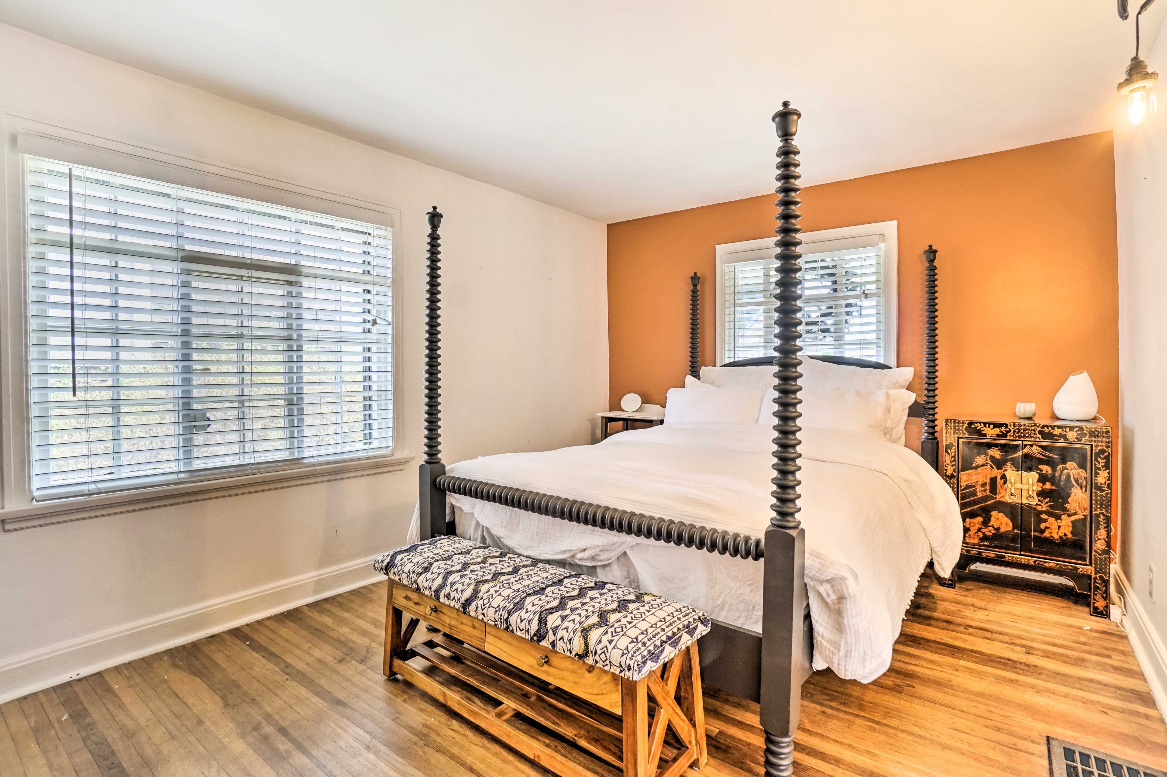 Bedroom 1 | Queen Bed | 1st Floor