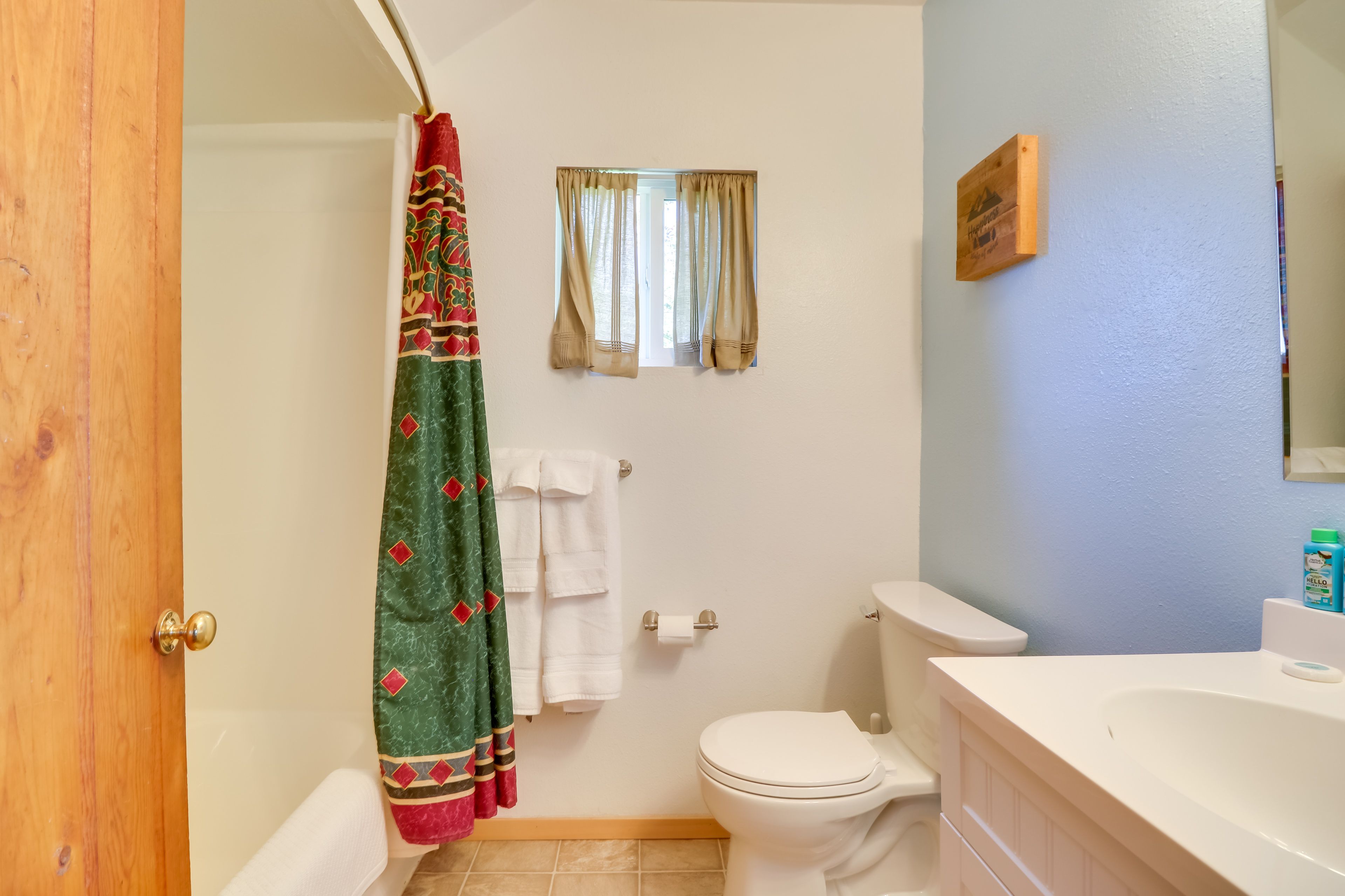 Full Bathroom | Towels Provided | Complimentary Toiletries