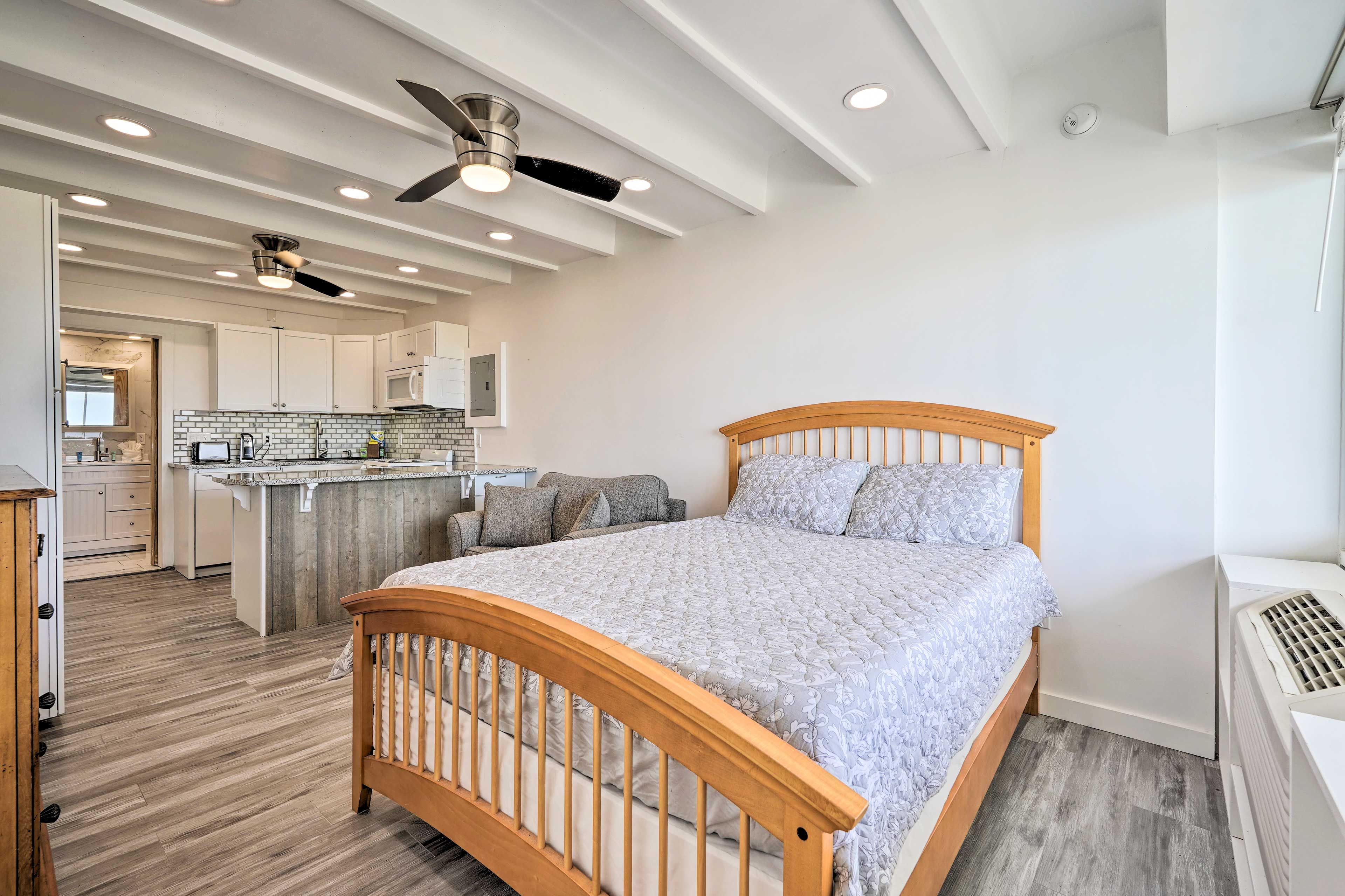 Studio | Queen Bed | Linens Provided