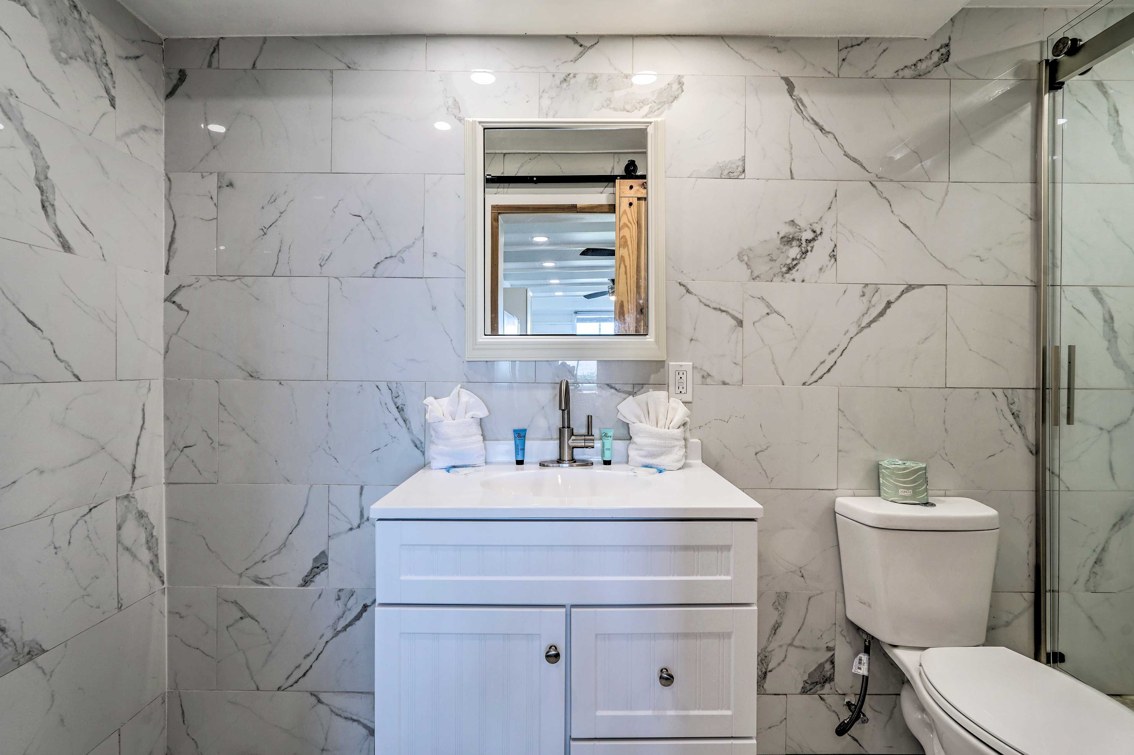 Full Bathroom | Towels Provided