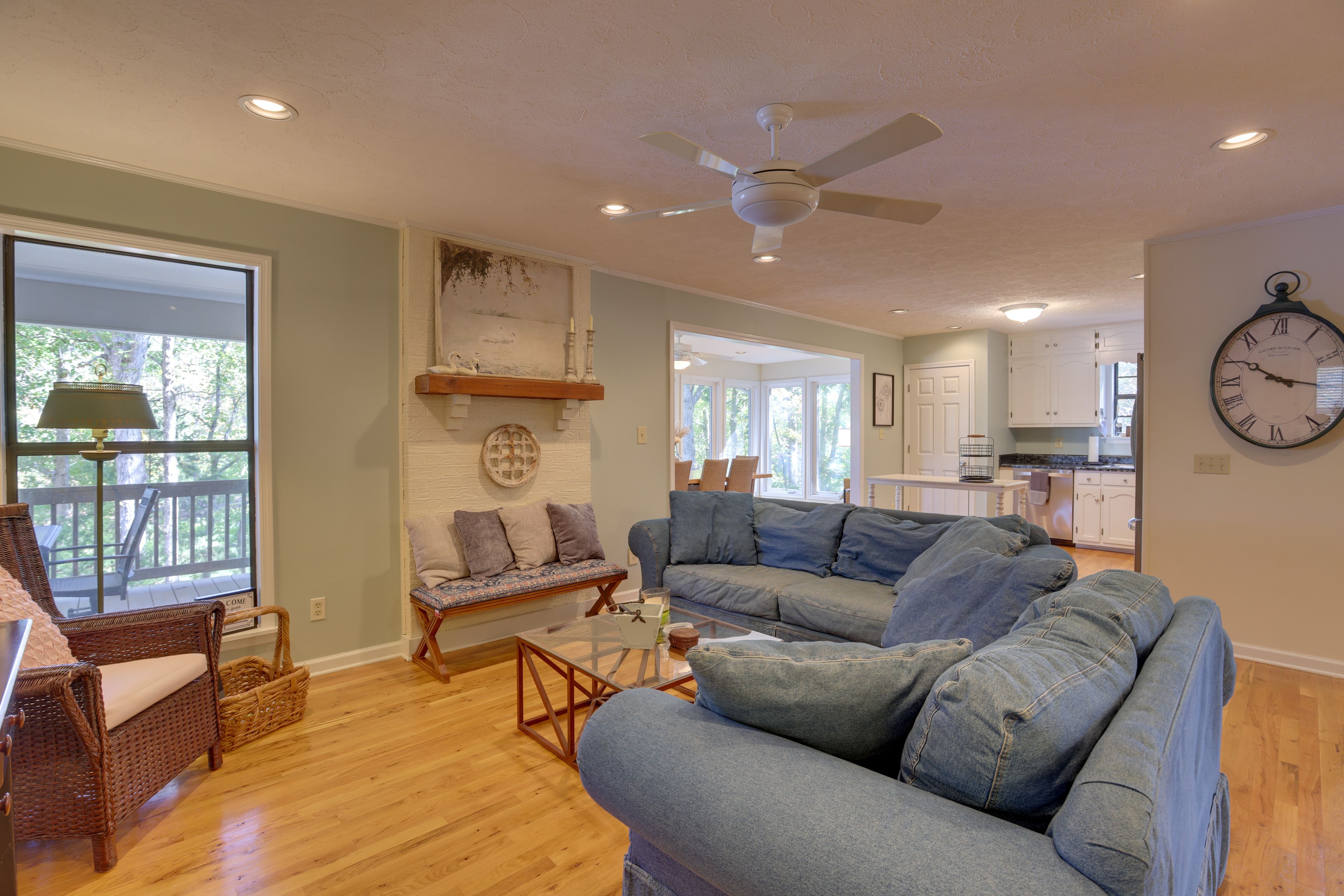 Living Room | Smart TV | WiFi | Central A/C & Heat | Books