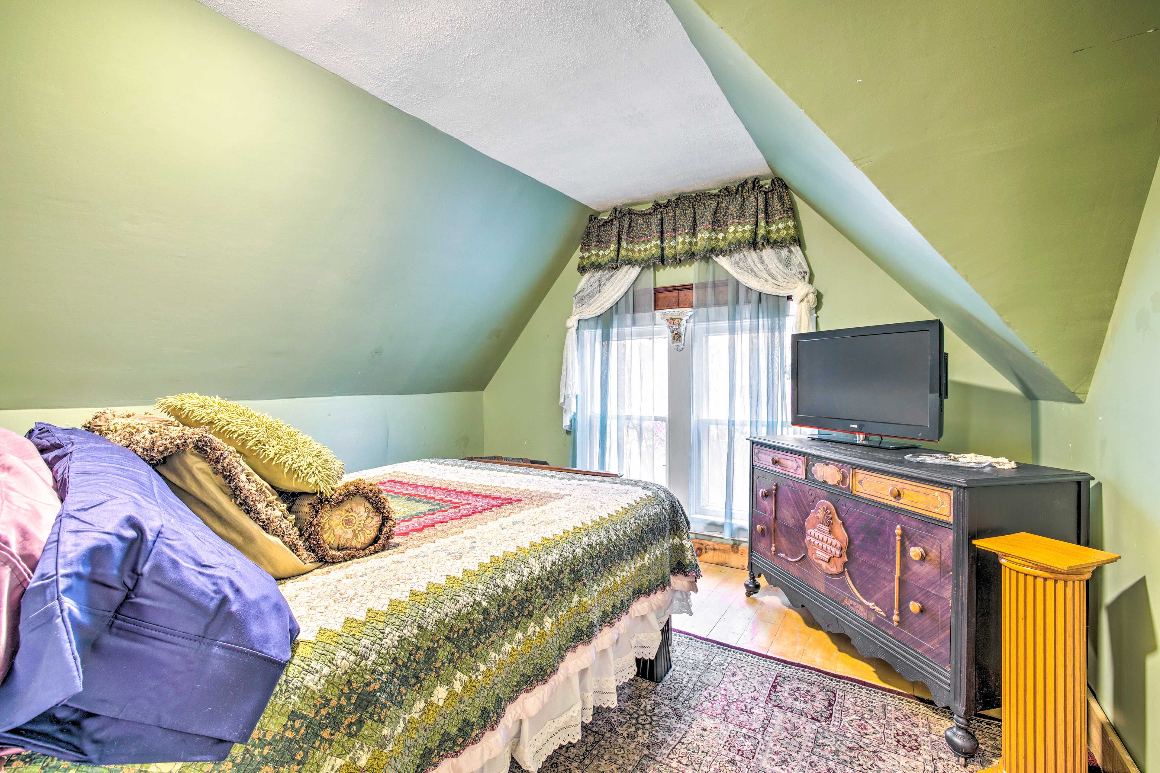 Bedroom 1 | Queen Bed | Smart TV w/ Cable | 2nd Floor