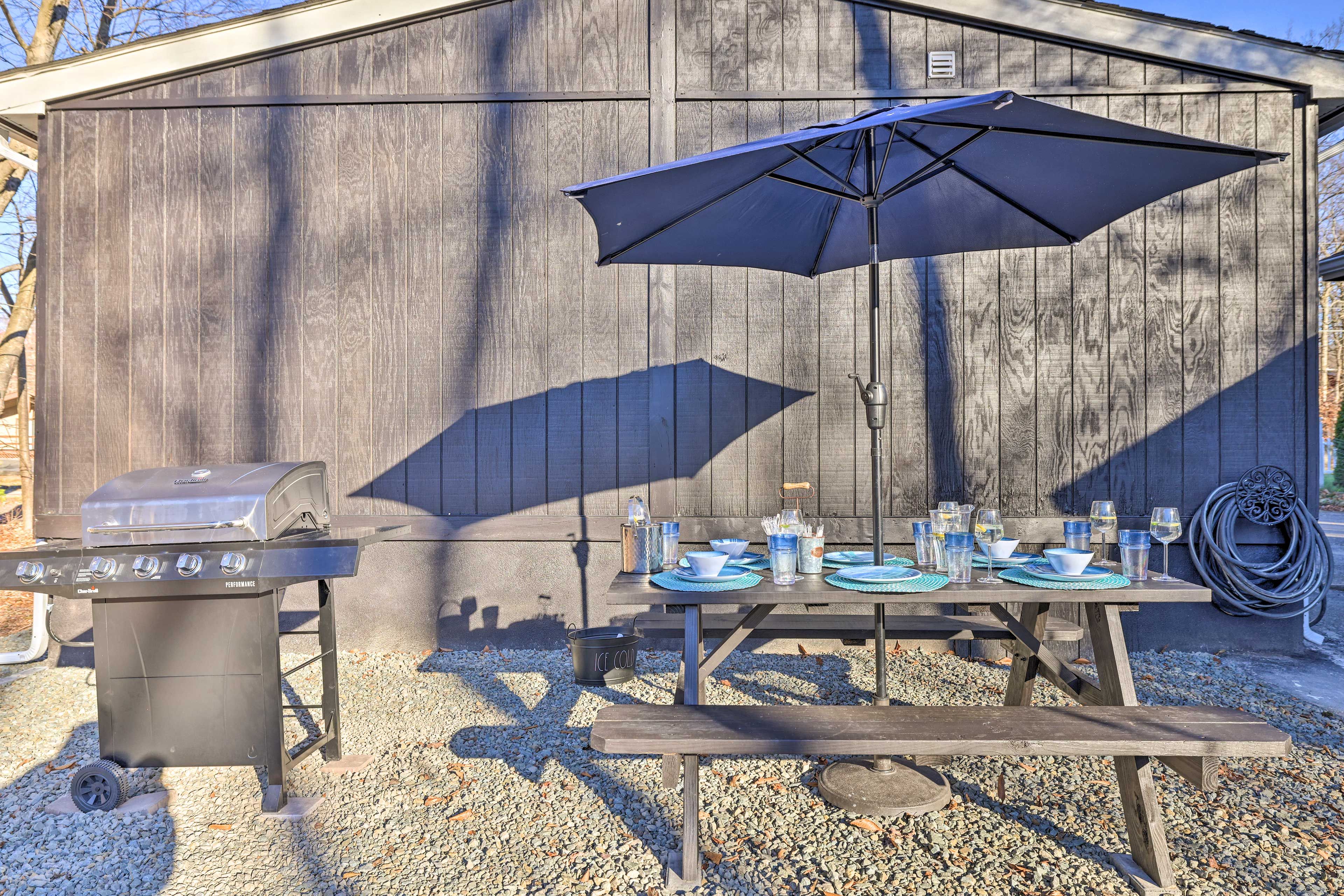 Private Yard | Wood-Burning Fire Pit | Gas Grill