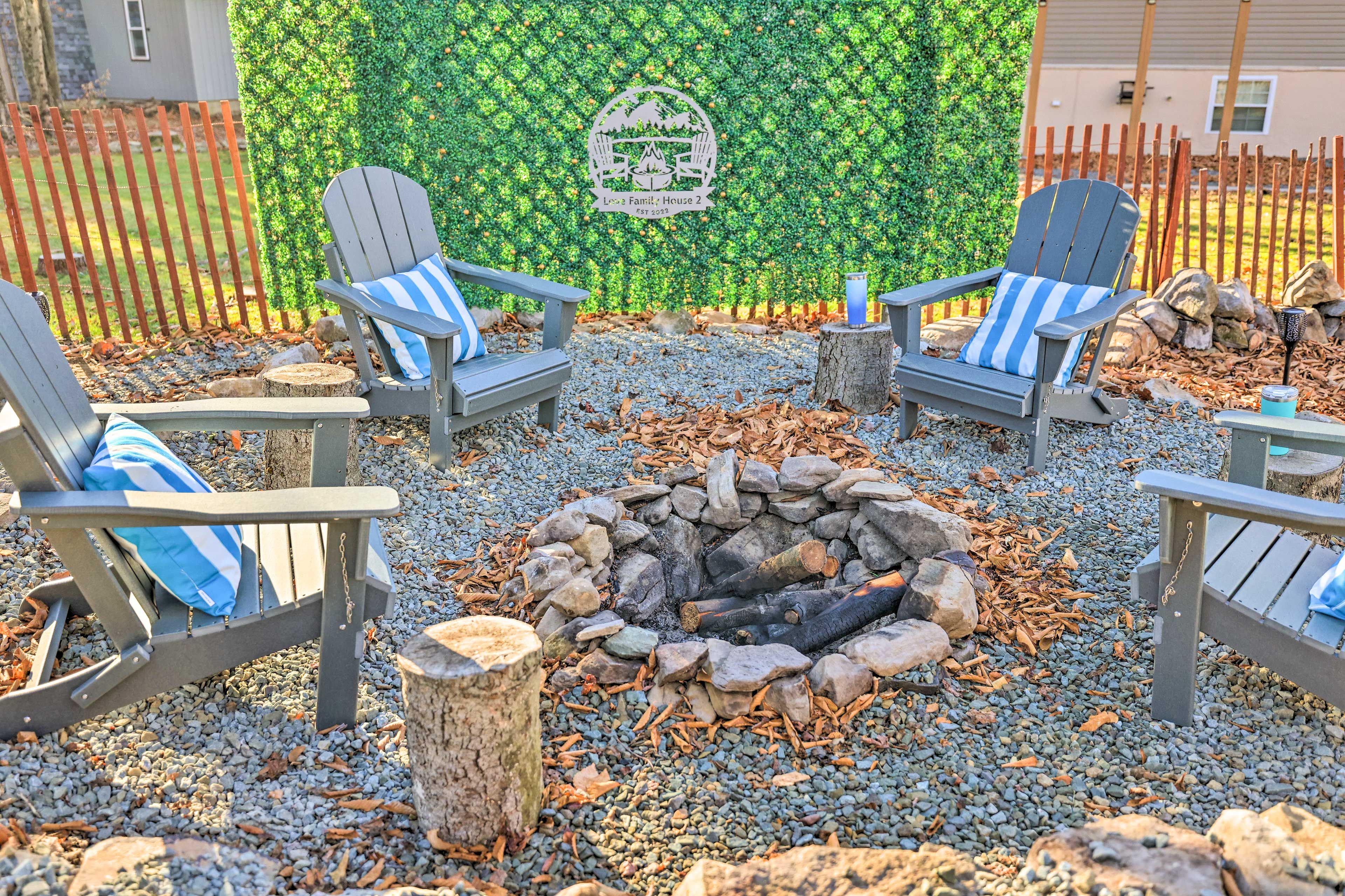 Private Yard | Wood-Burning Fire Pit | Outdoor Dining | Grill