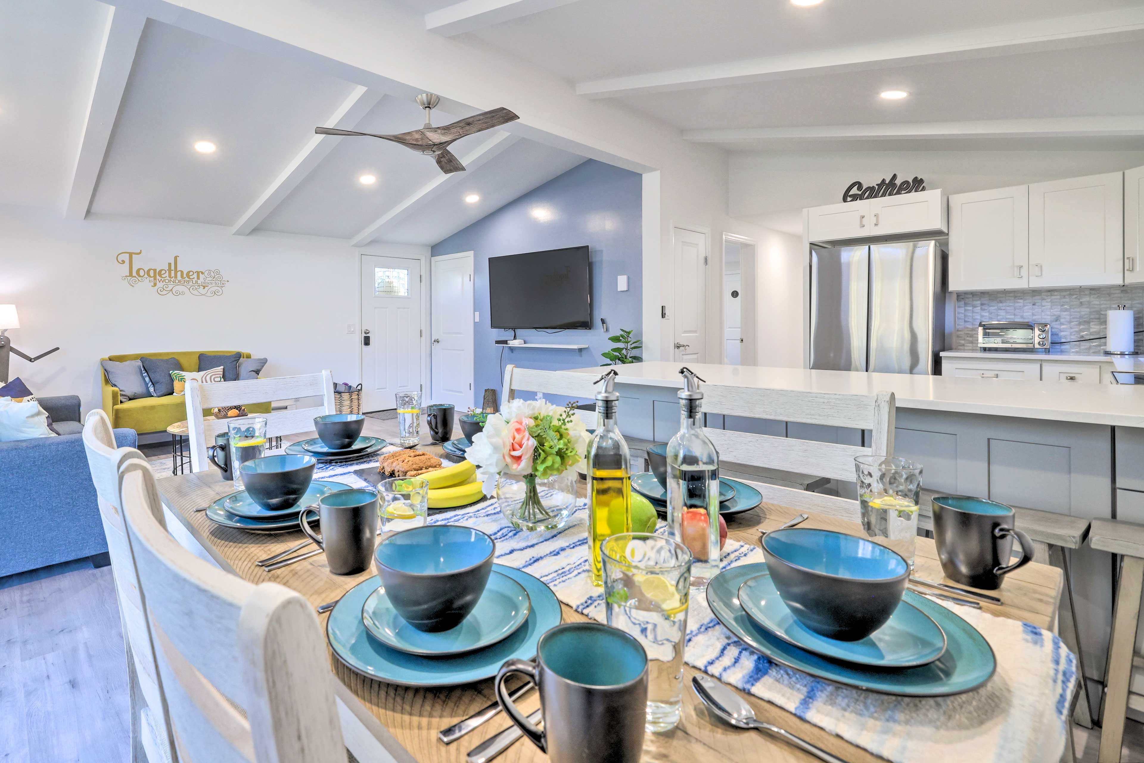 Dining Area | Dishware & Flatware Provided