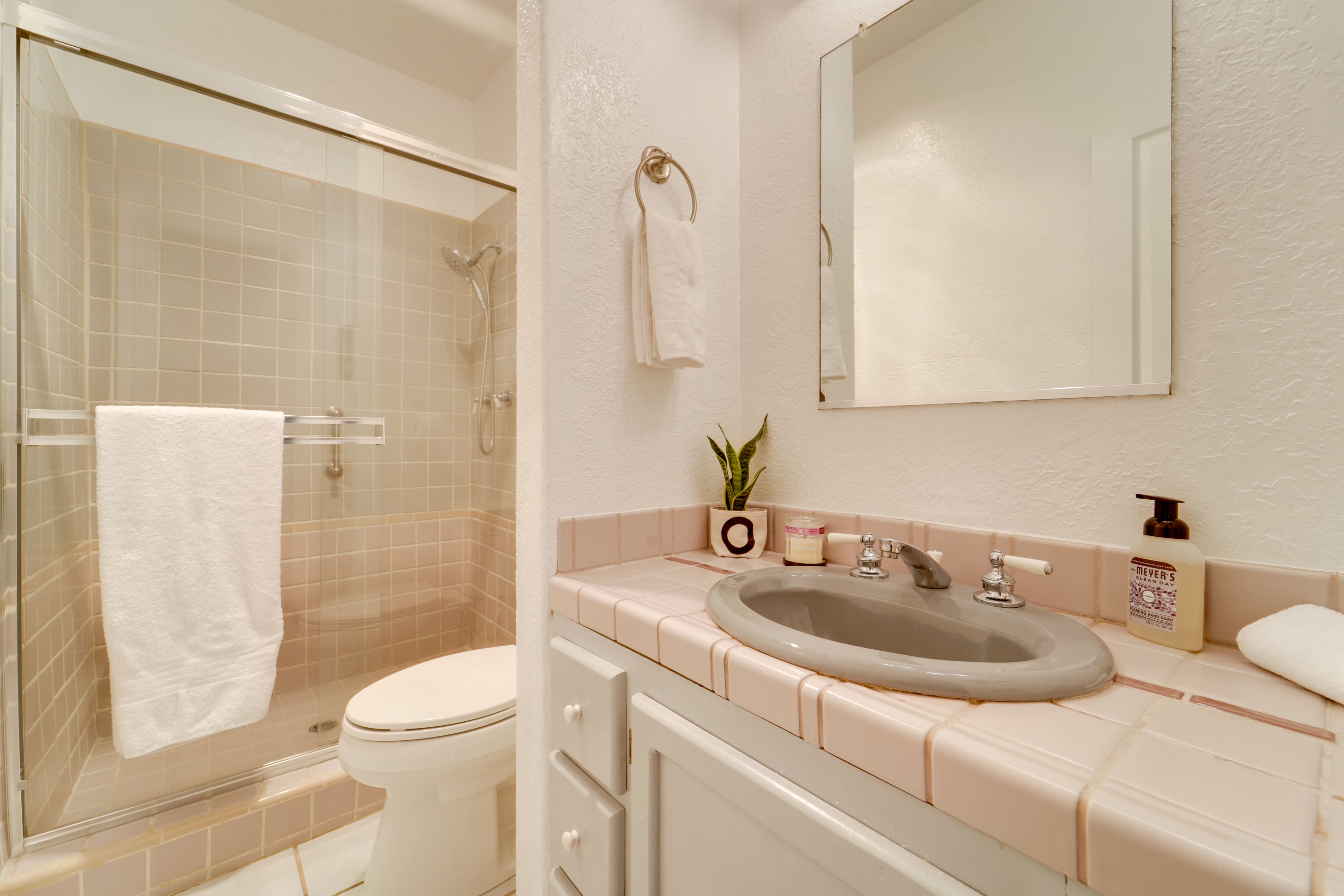 Full Bathroom | 1st Floor | Complimentary Toiletries