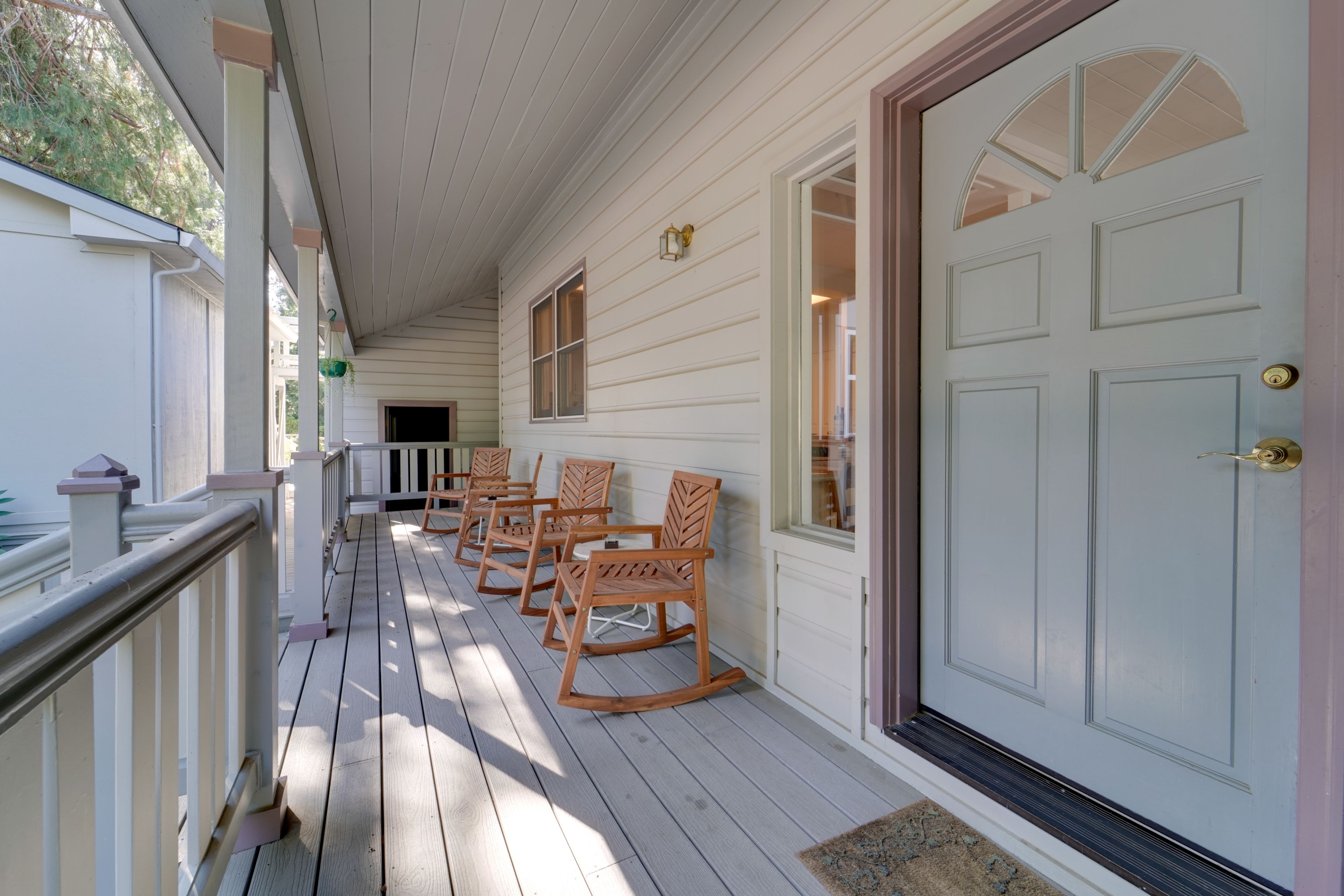 Front Porch | 1/2 Mi to Pioneer Park