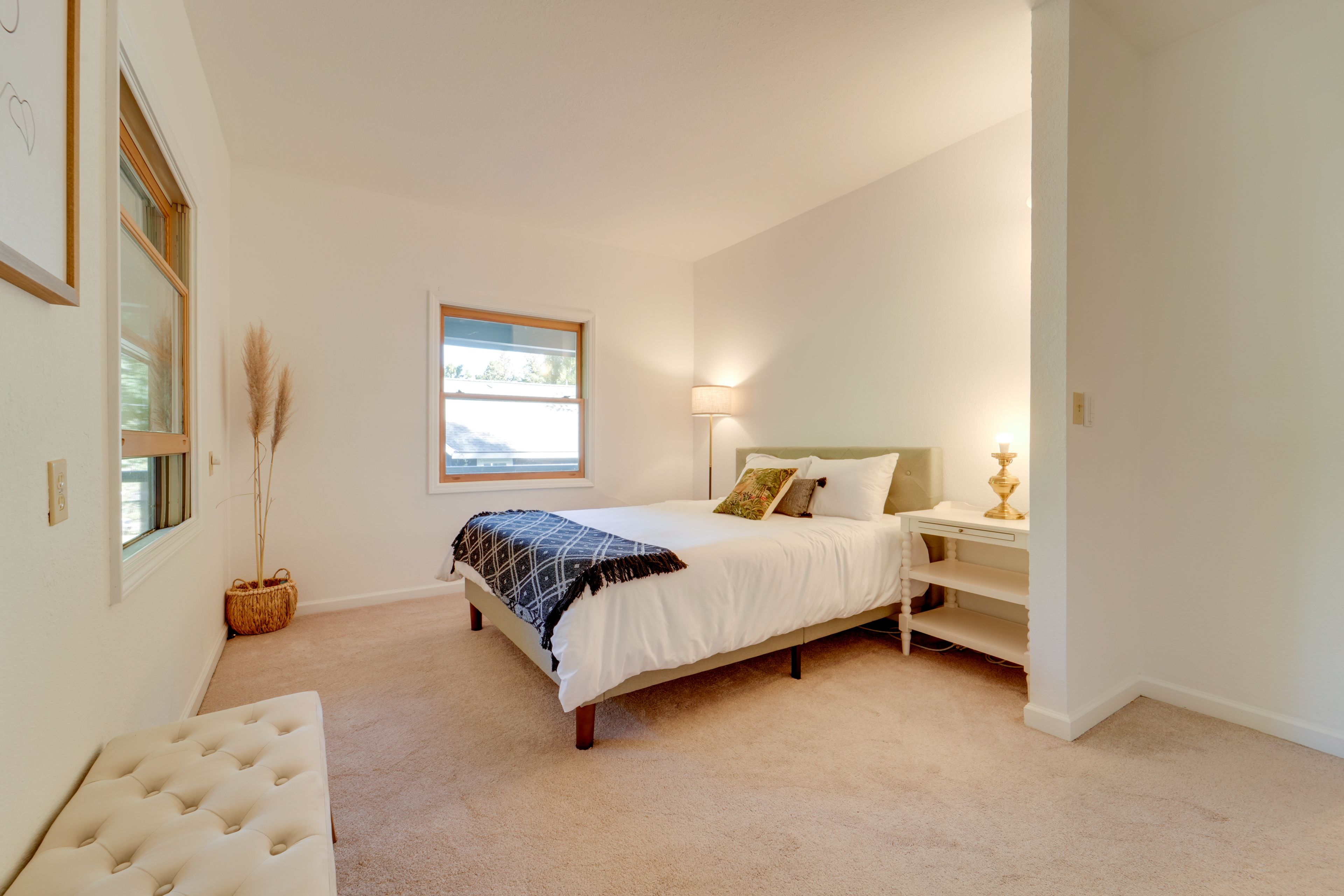 Office | Queen Bed | 1st Floor | Desk Area