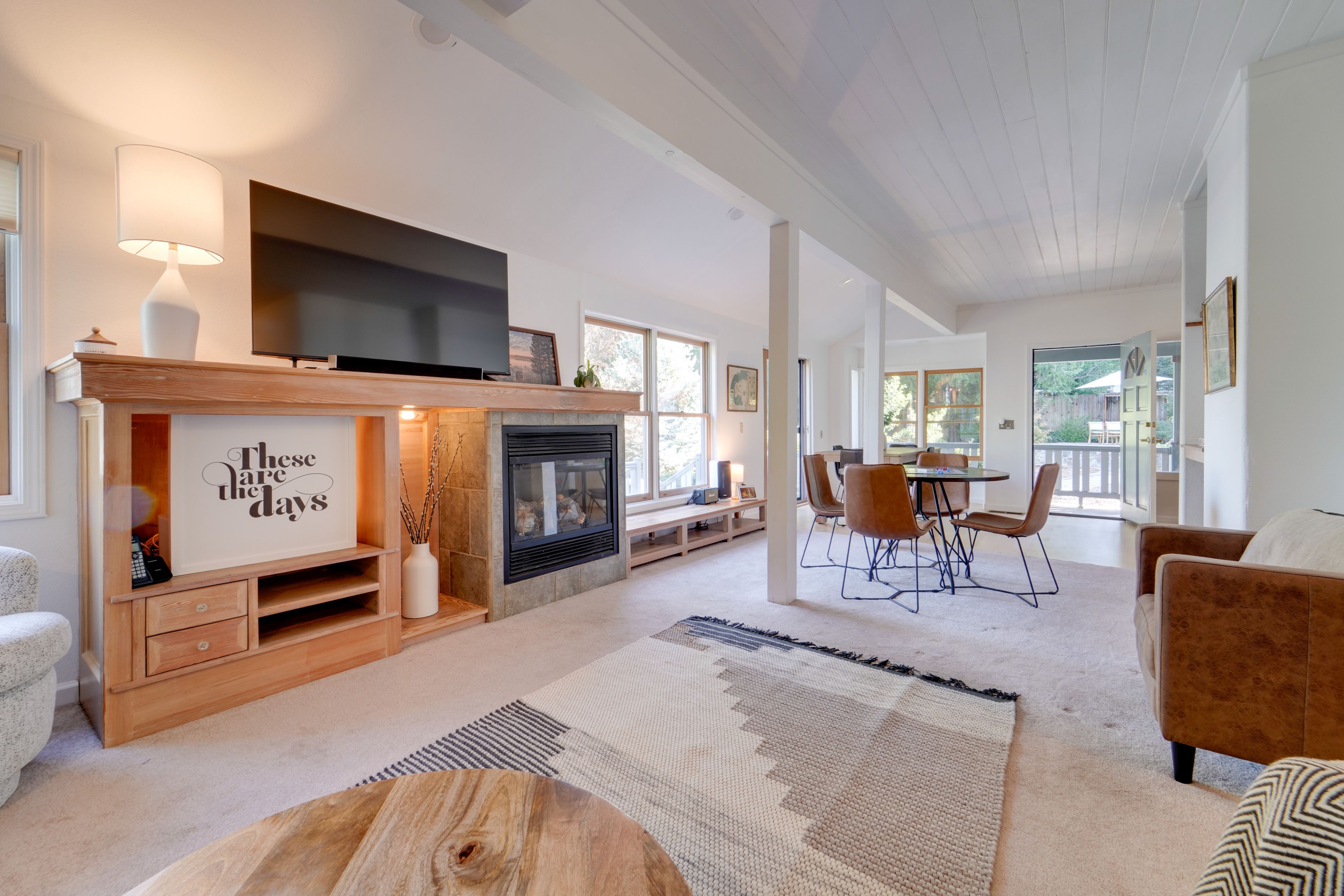 Living Room | 1st Floor | Central Air Conditioning | Smart TV | Free WiFi