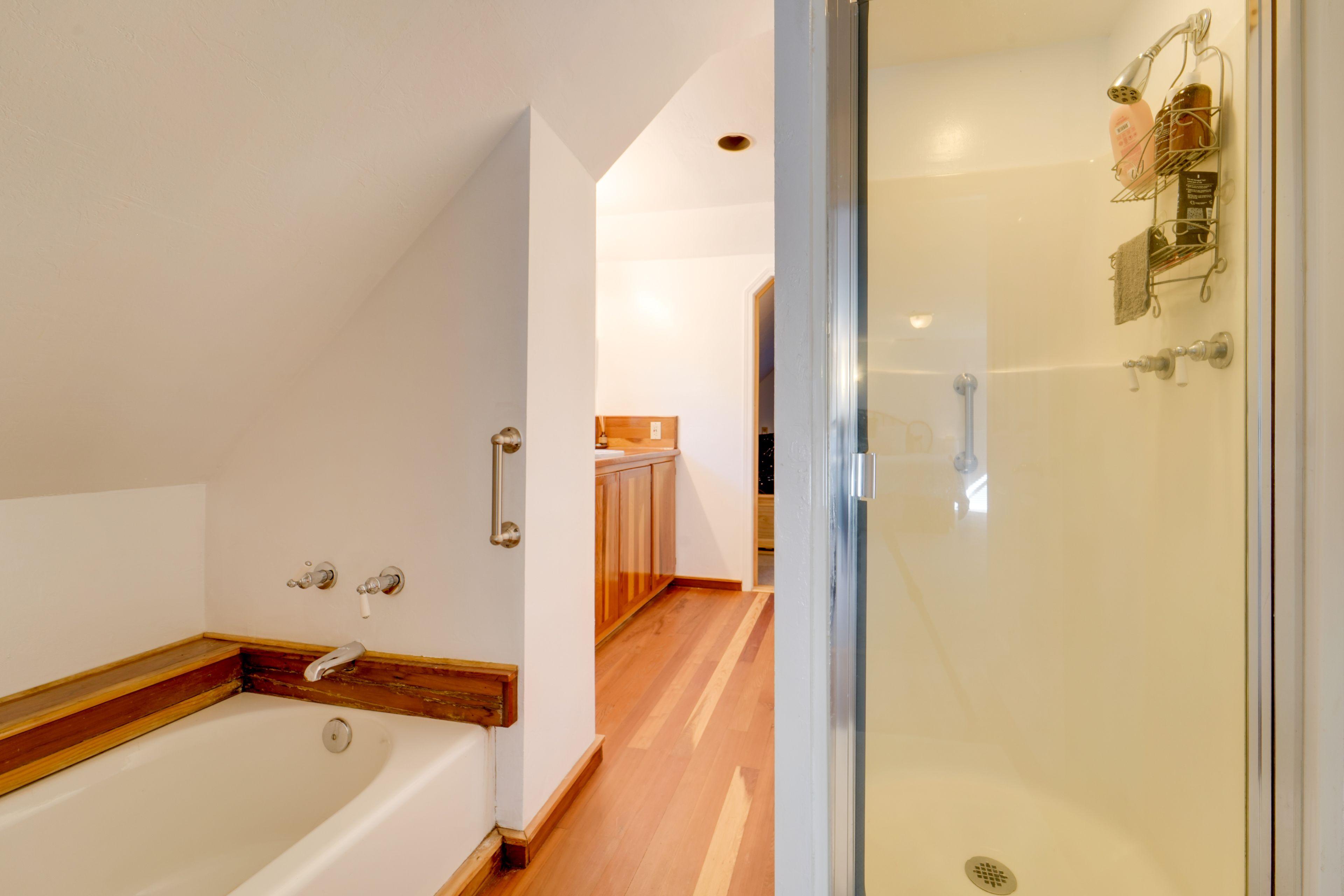 Full Bathroom | 2nd Floor | Towels Provided | Hair Dryer