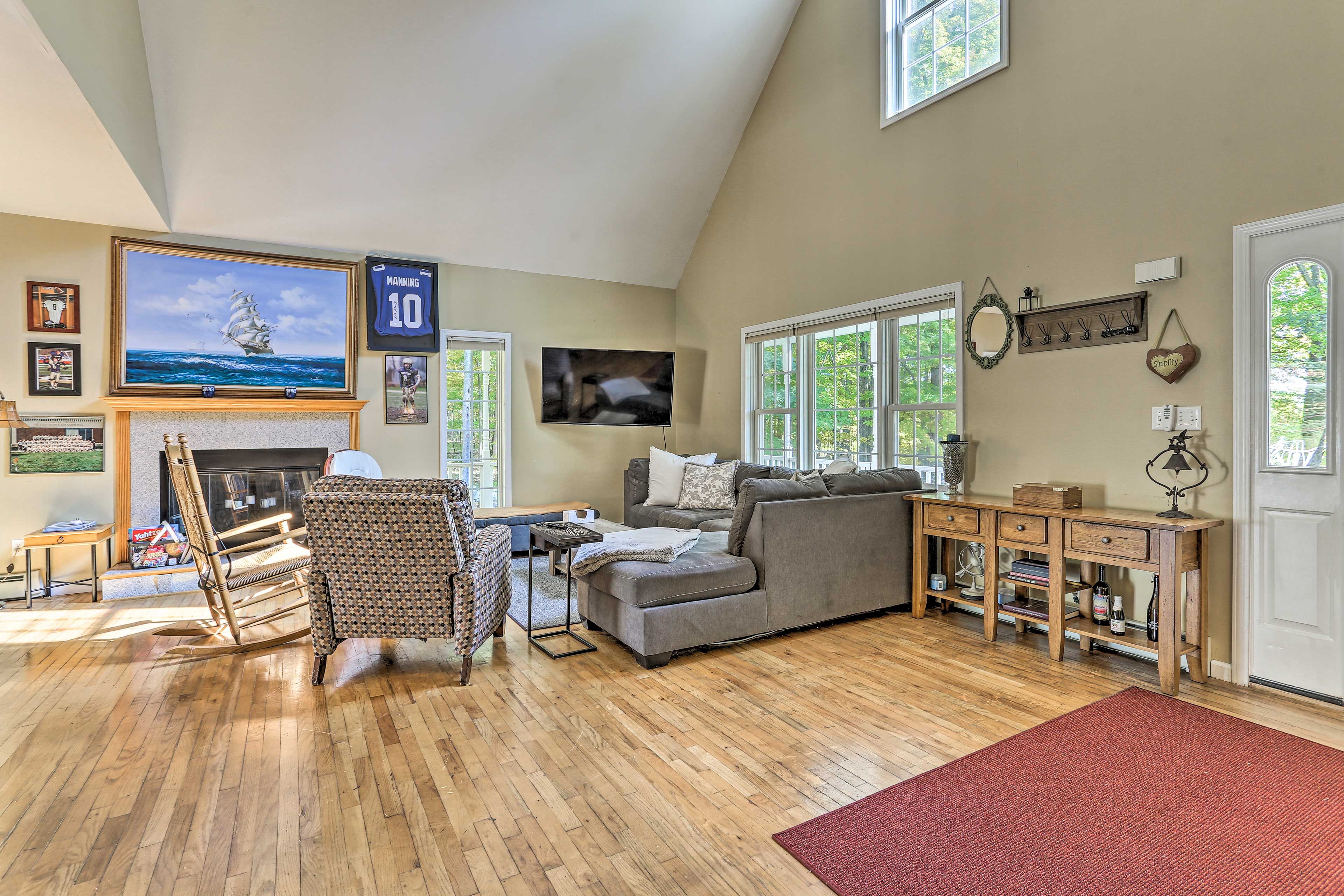 Living Room | Sleeper Sofa | Central A/C & Heating | Smart TV