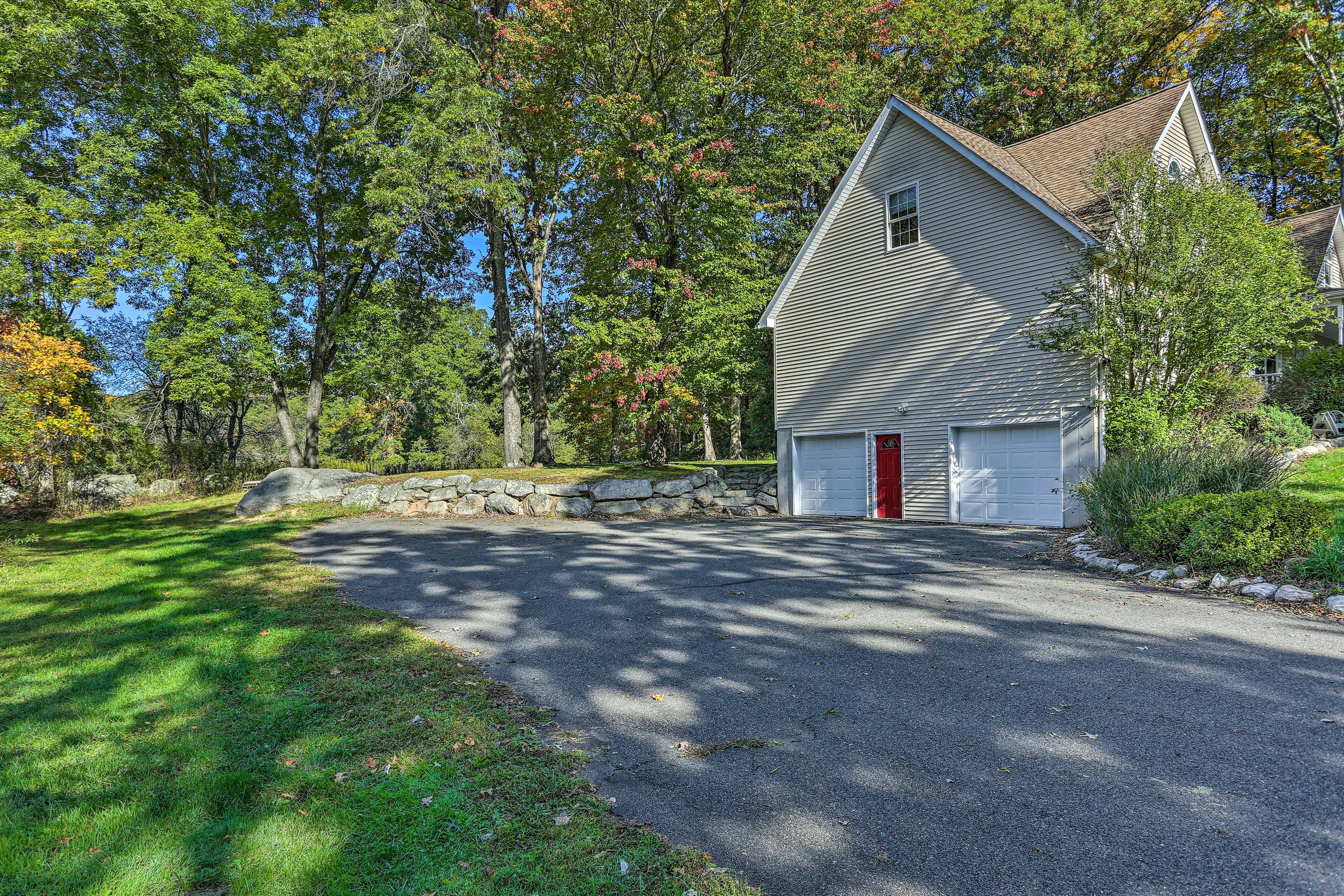 Parking | Driveway (8 Vehicles)