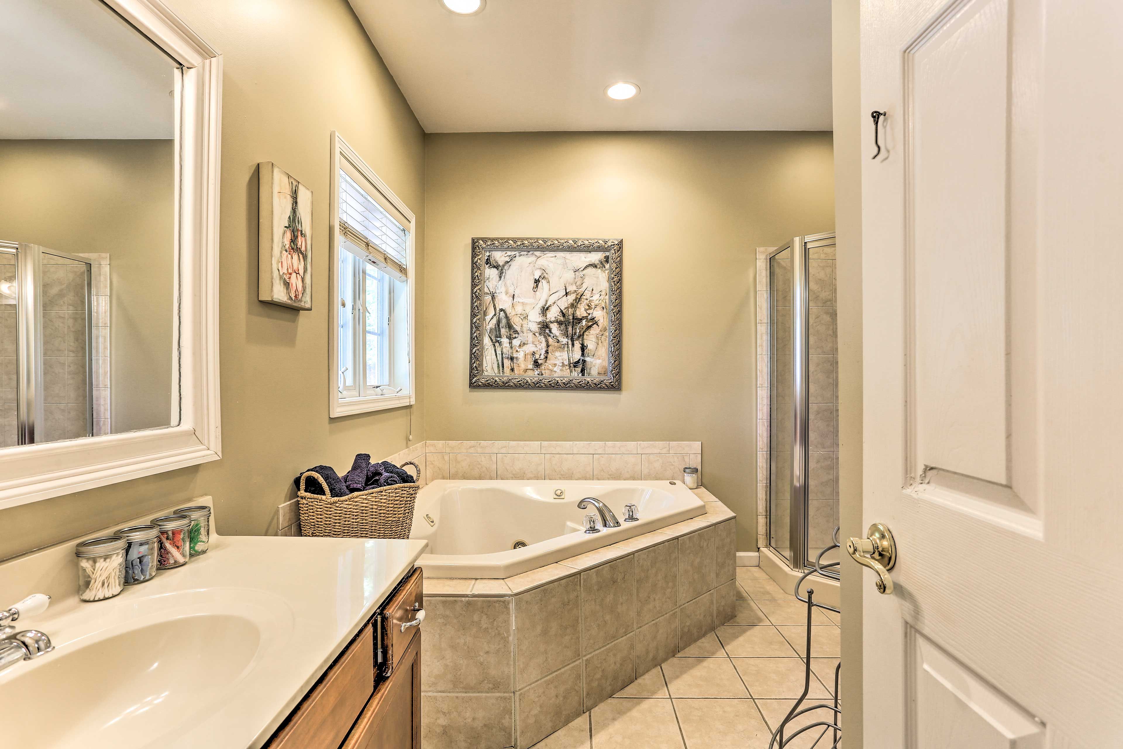 En-Suite Bathroom | Complimentary Toiletries | Jetted Tub