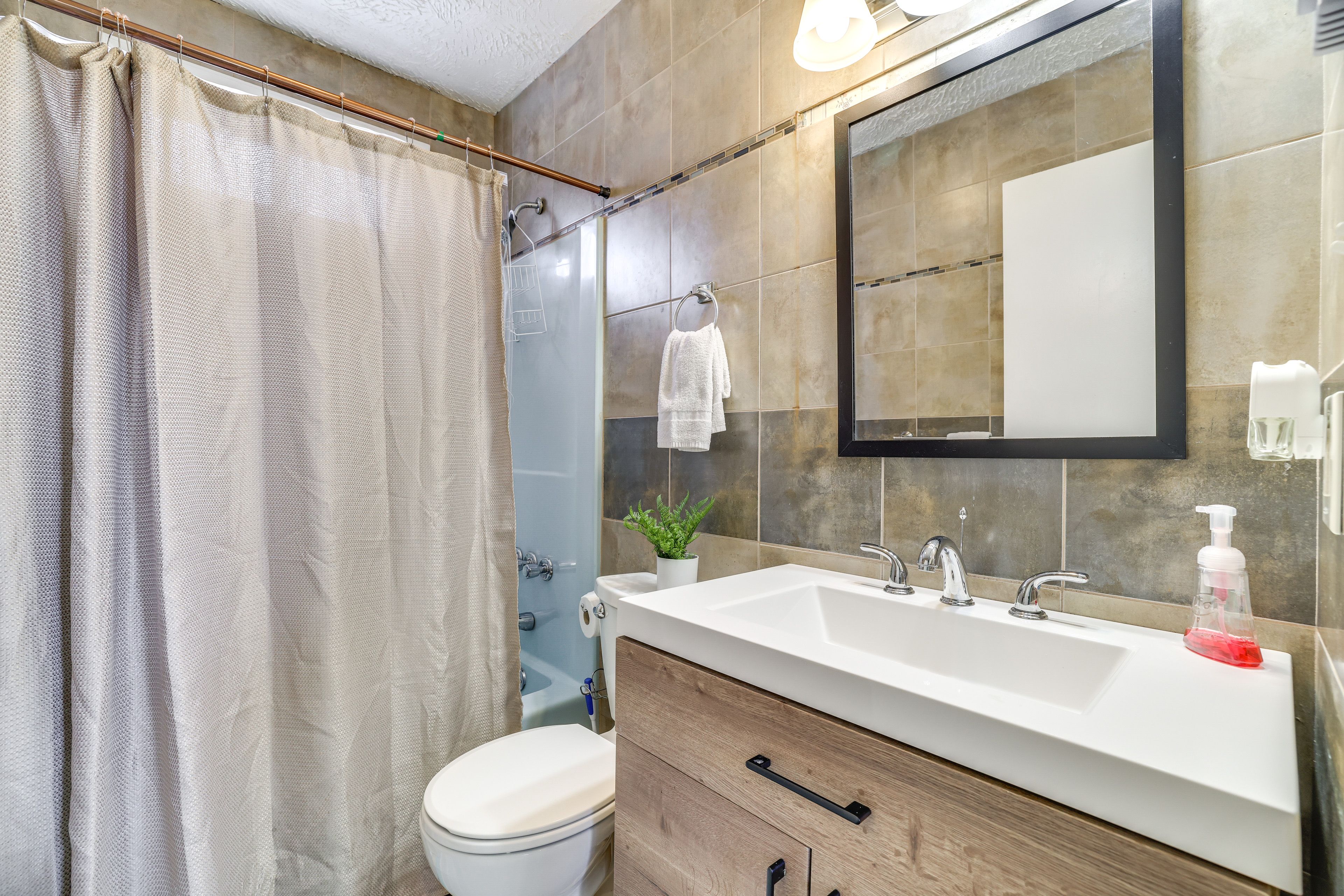 Full Bathroom | Complimentary Toiletries | 1st Floor