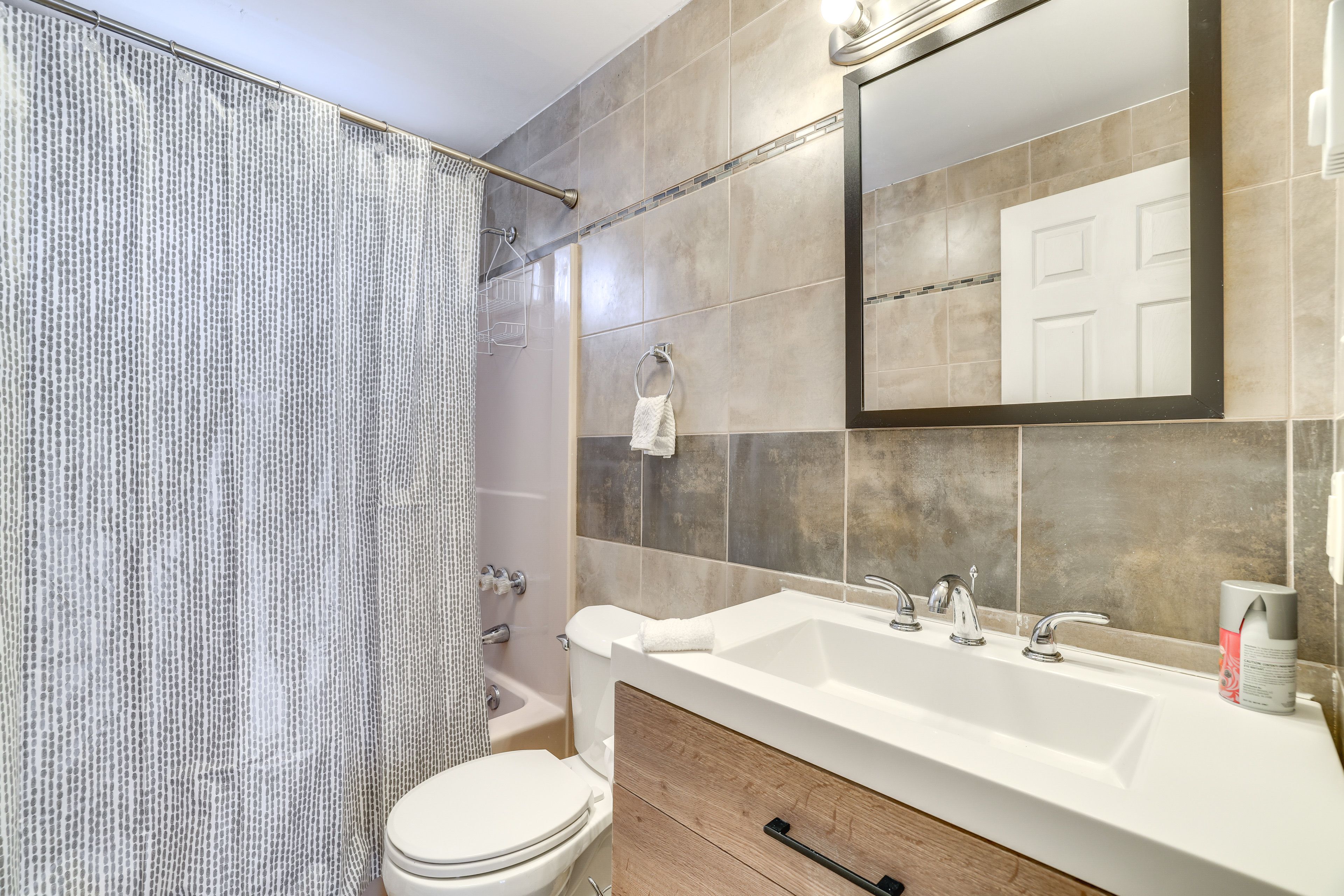 Full Bathroom | Towels Provided | 2nd Floor