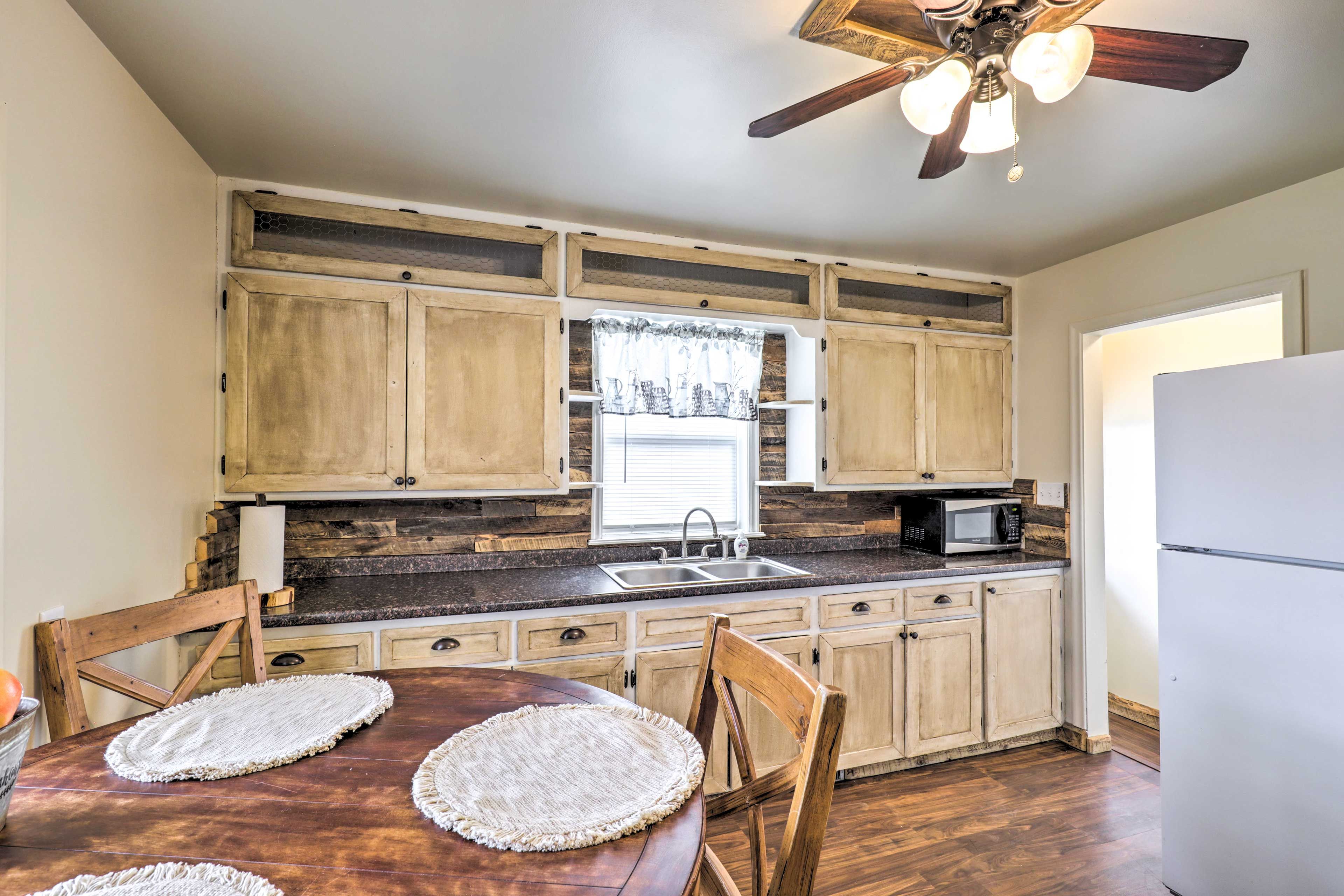 Dining Area | Dishware/Flatware Provided