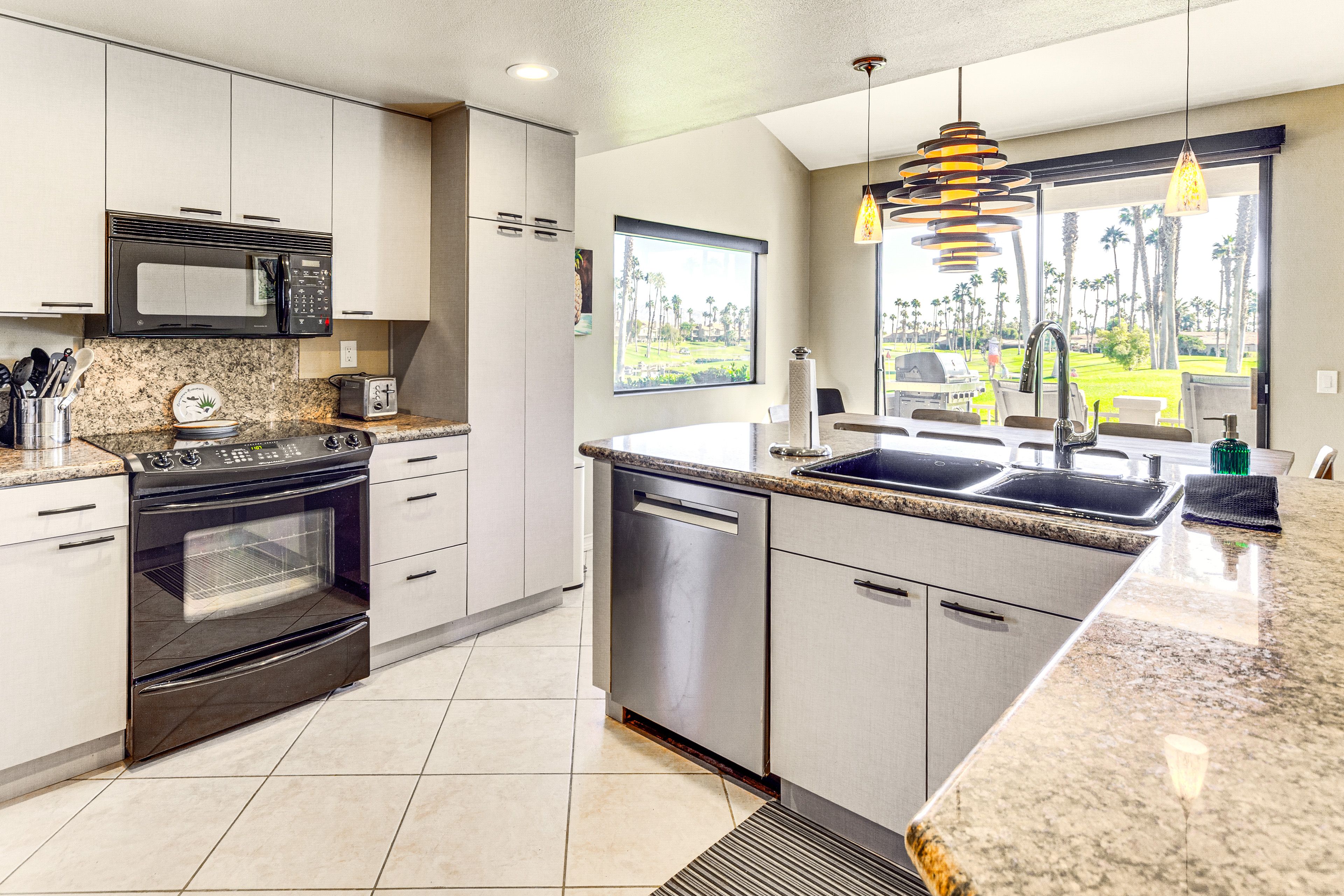 Kitchen | Cooking Basics | Toaster | Dishware & Flatware Provided