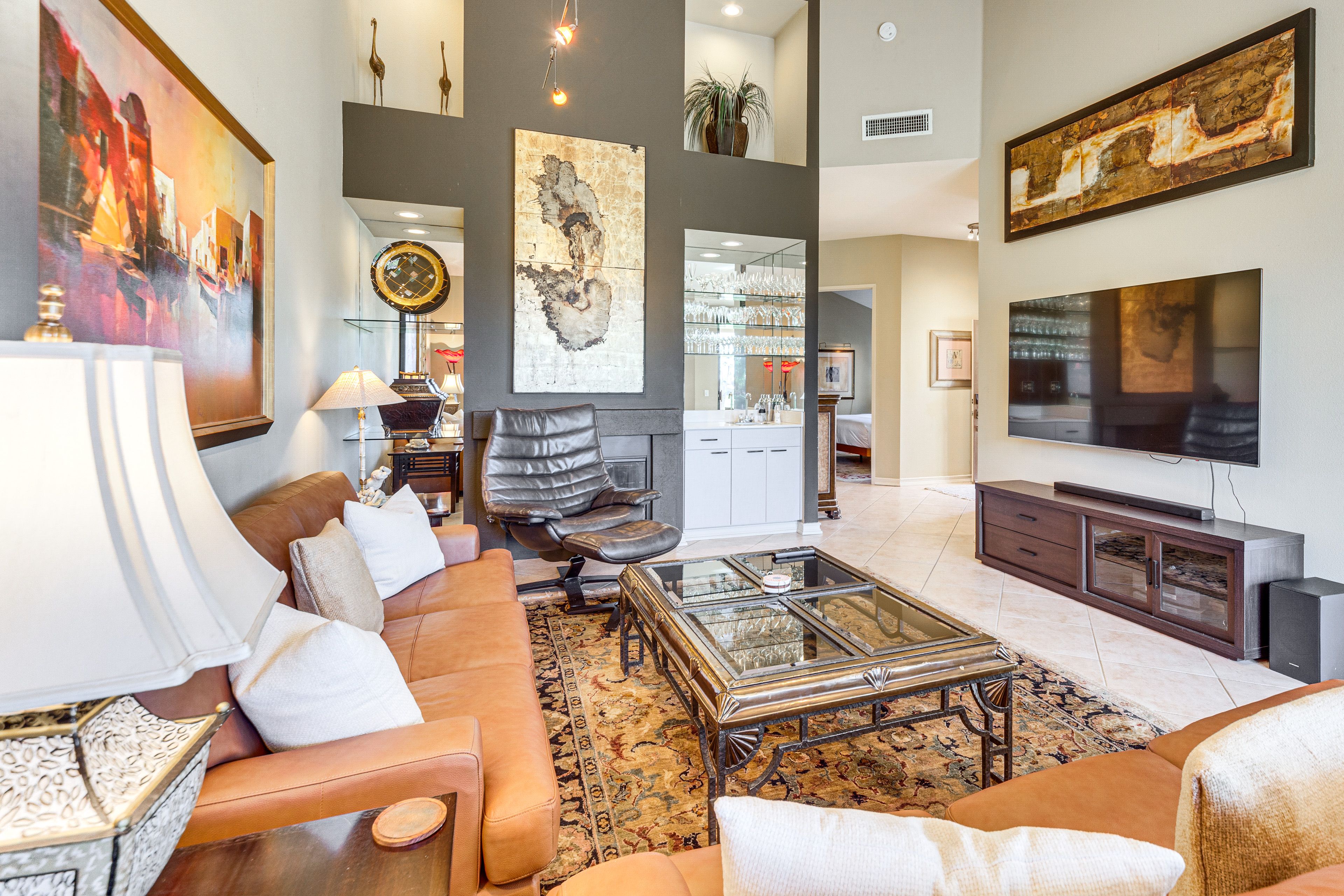 Living Room | Free WiFi | Smart TV w/ Cable | Central A/C & Heating | Wet Bar