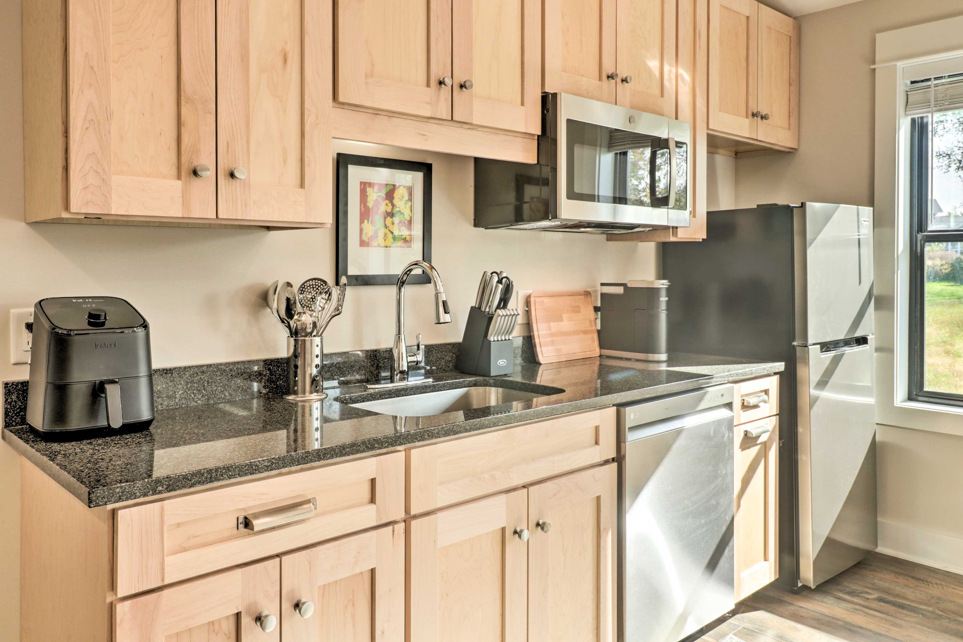 Kitchen | Equipped w/ Cooking Basics