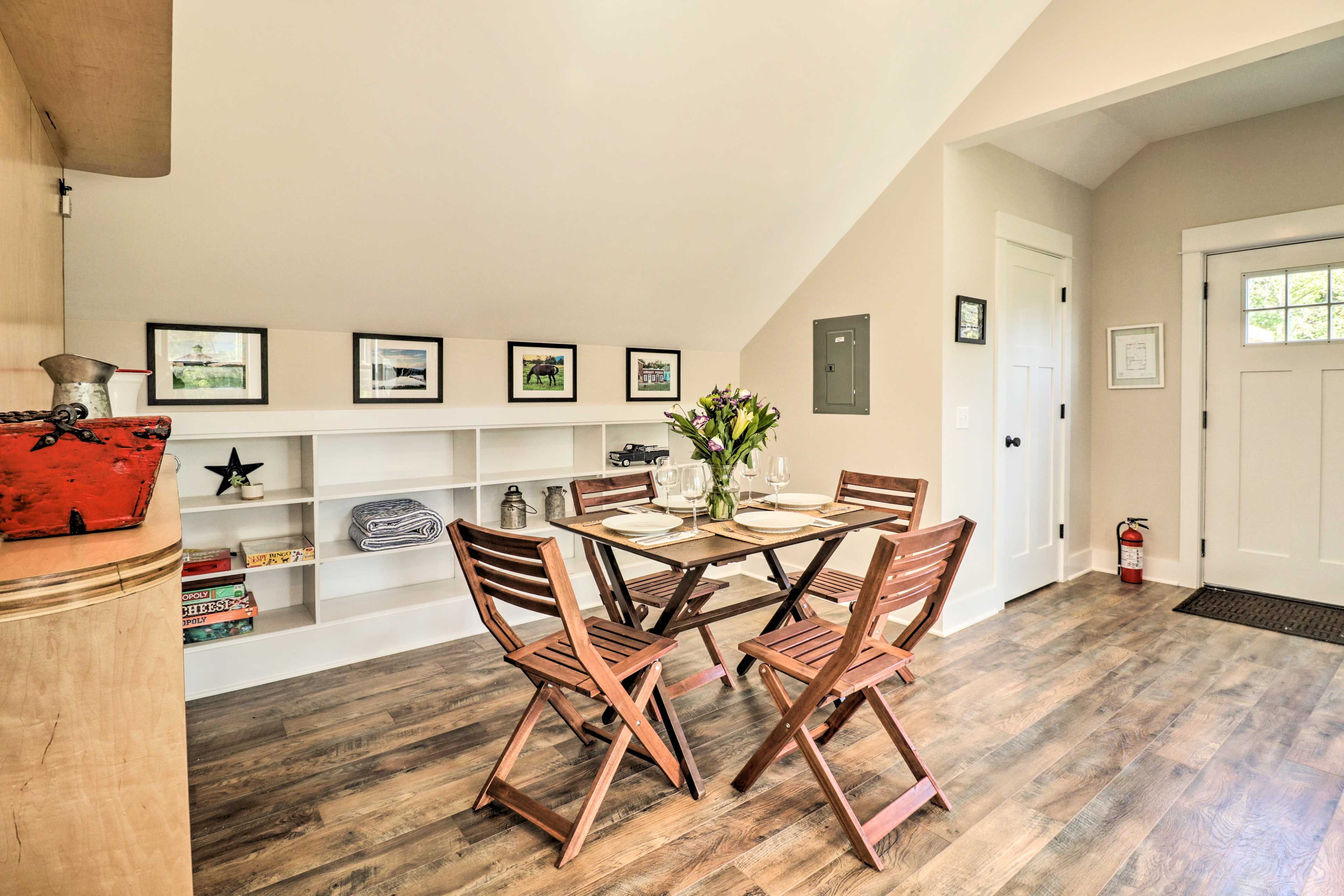 Dining Area | Dishware & Flatware Provided