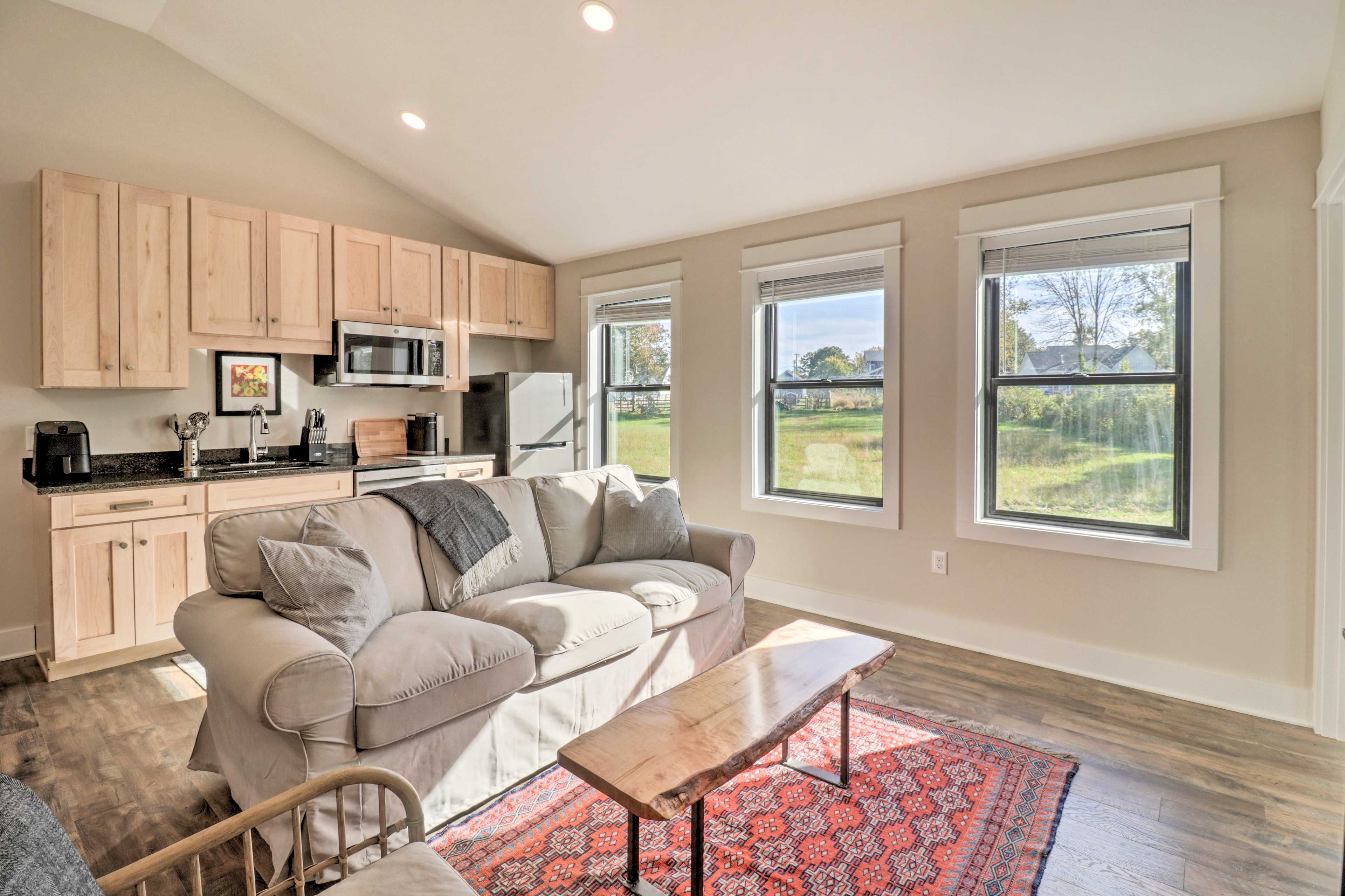Living Room | Smart TV | Queen Murphy Bed (Upon Request)