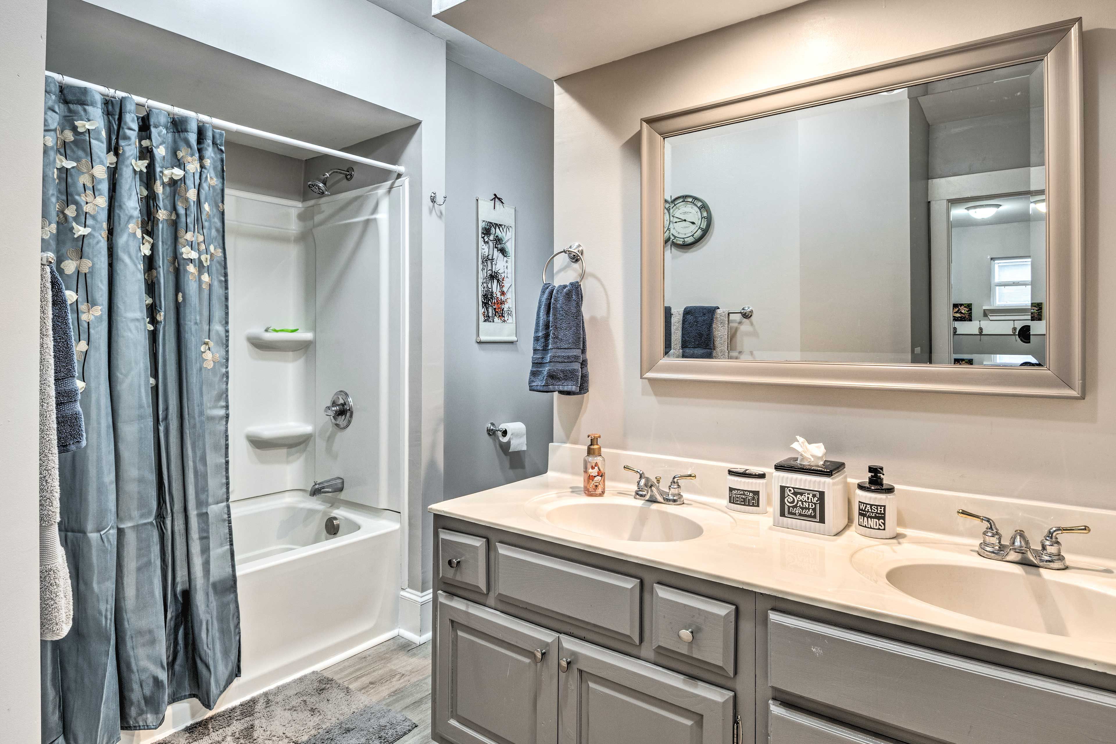 Full Bathroom | Complimentary Toiletries | 1st Floor