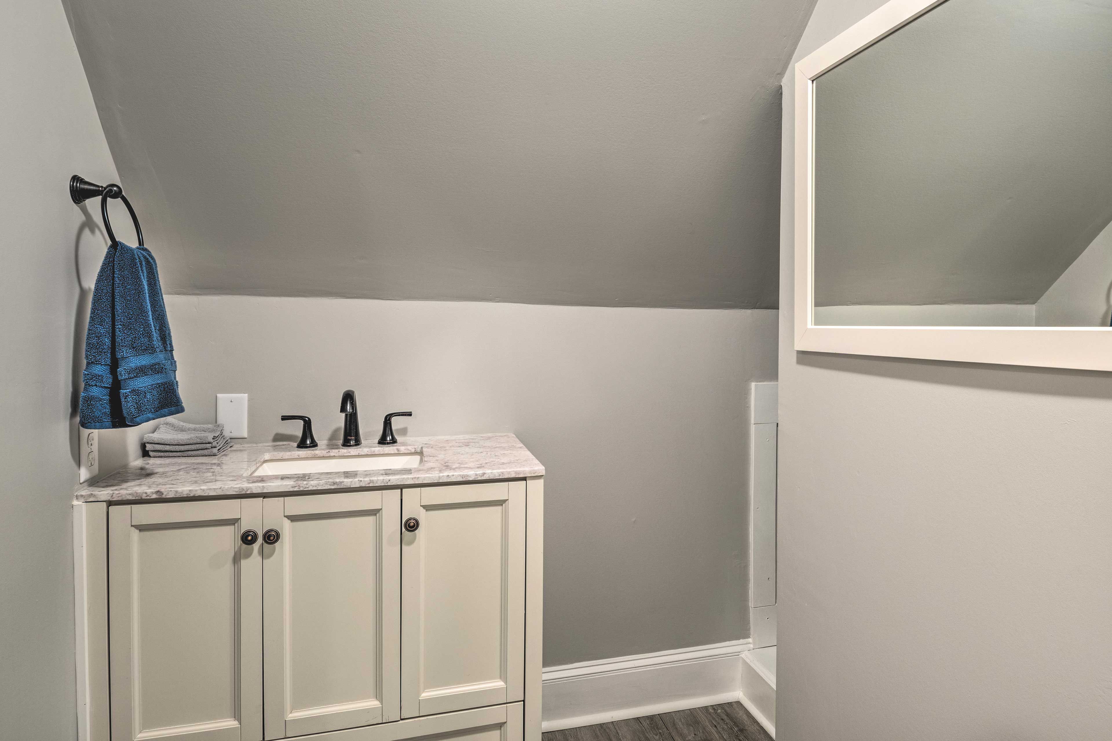 Full Bathroom | Complimentary Toiletries | 2nd Floor