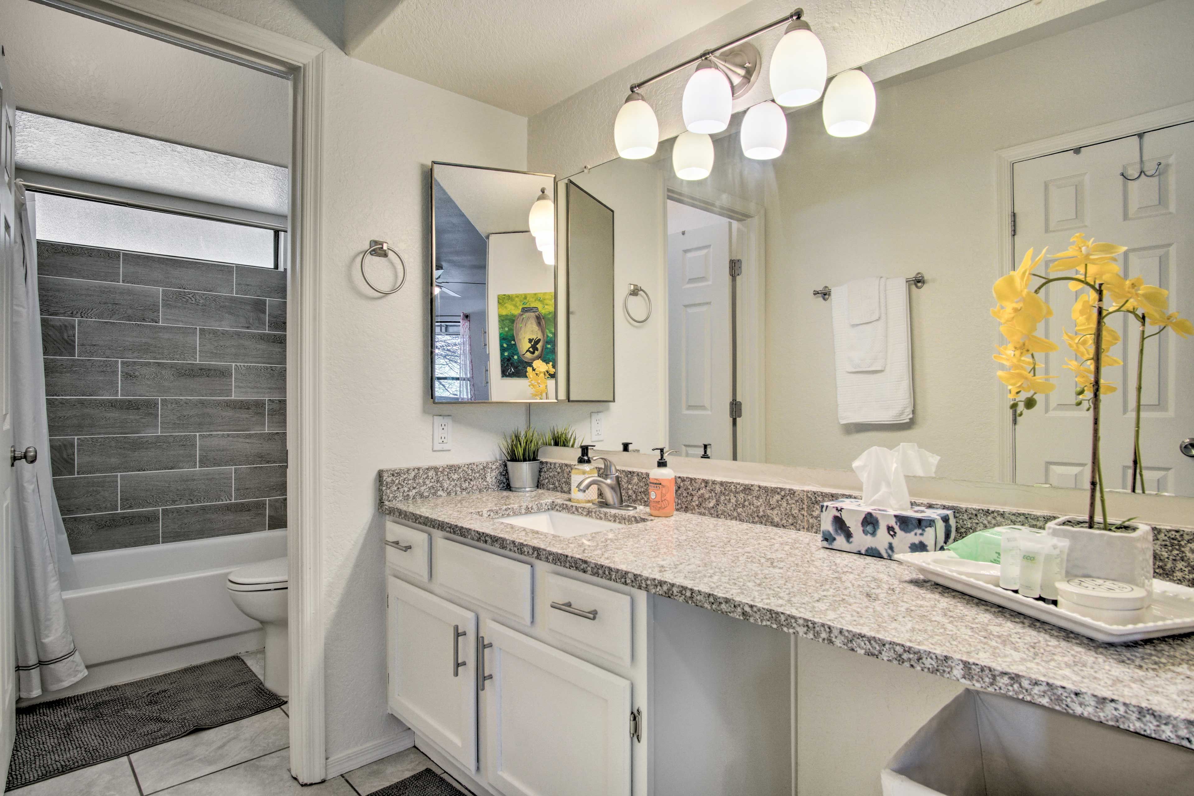 Full Bathroom | Towels Provided | Complimentary Toiletries