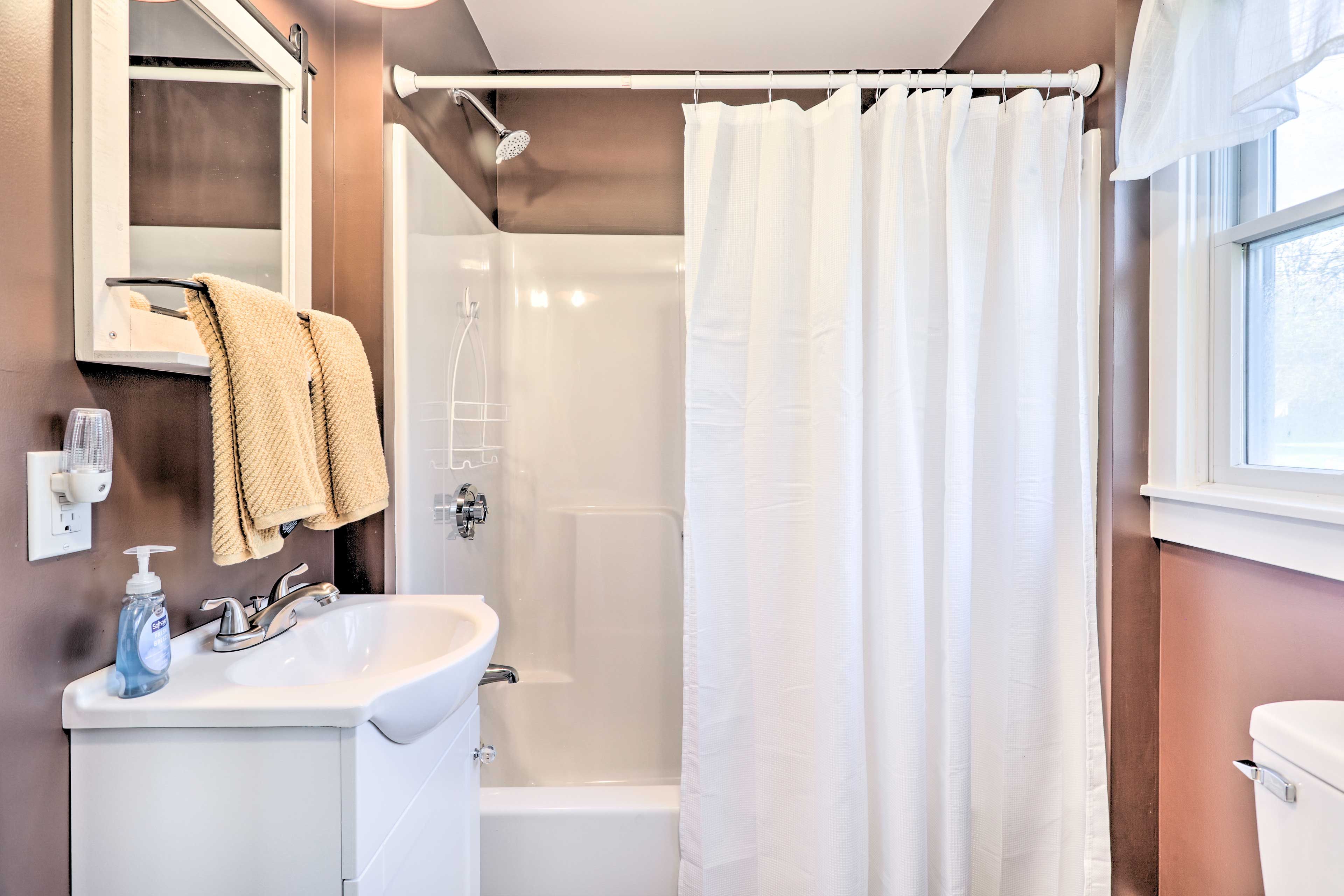 Full Bathroom | 1st Floor | Towels Provided